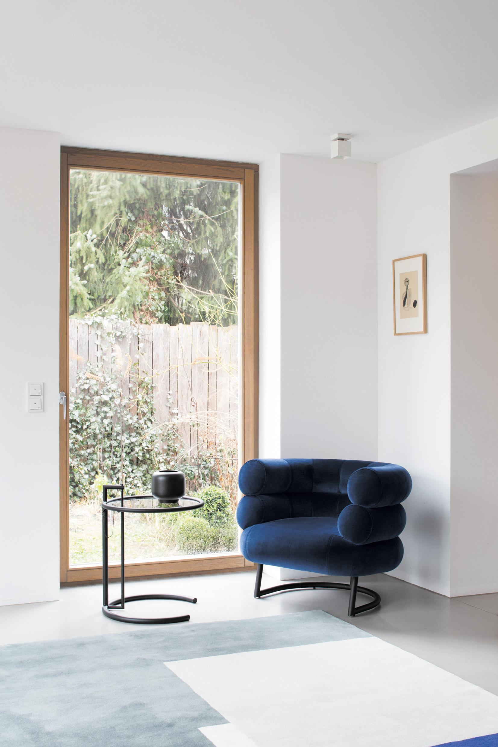 https://a.1stdibscdn.com/classicon-bibendum-armchair-in-leather-white-with-chrome-frame-by-eileen-gray-for-sale-picture-9/12330573/f_138493611551422121521/hassos_roquebrune_rug_e1027_black_version_bibendum_3__master.jpg