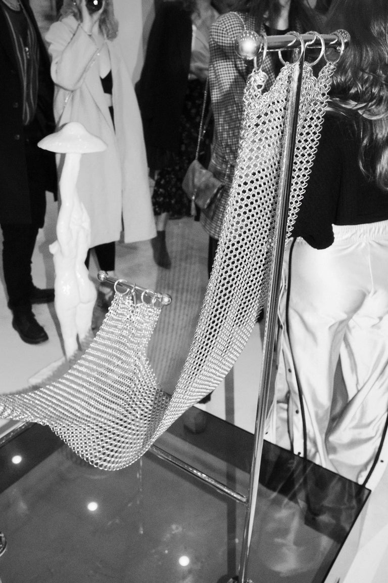https://a.1stdibscdn.com/chainmail-sculptural-chair-nickel-plated-steel-finish-hand-linked-mesh-for-sale-picture-3/f_69682/f_443375621743533884468/image_credits_Noel_Higareda_master.jpg?width=768