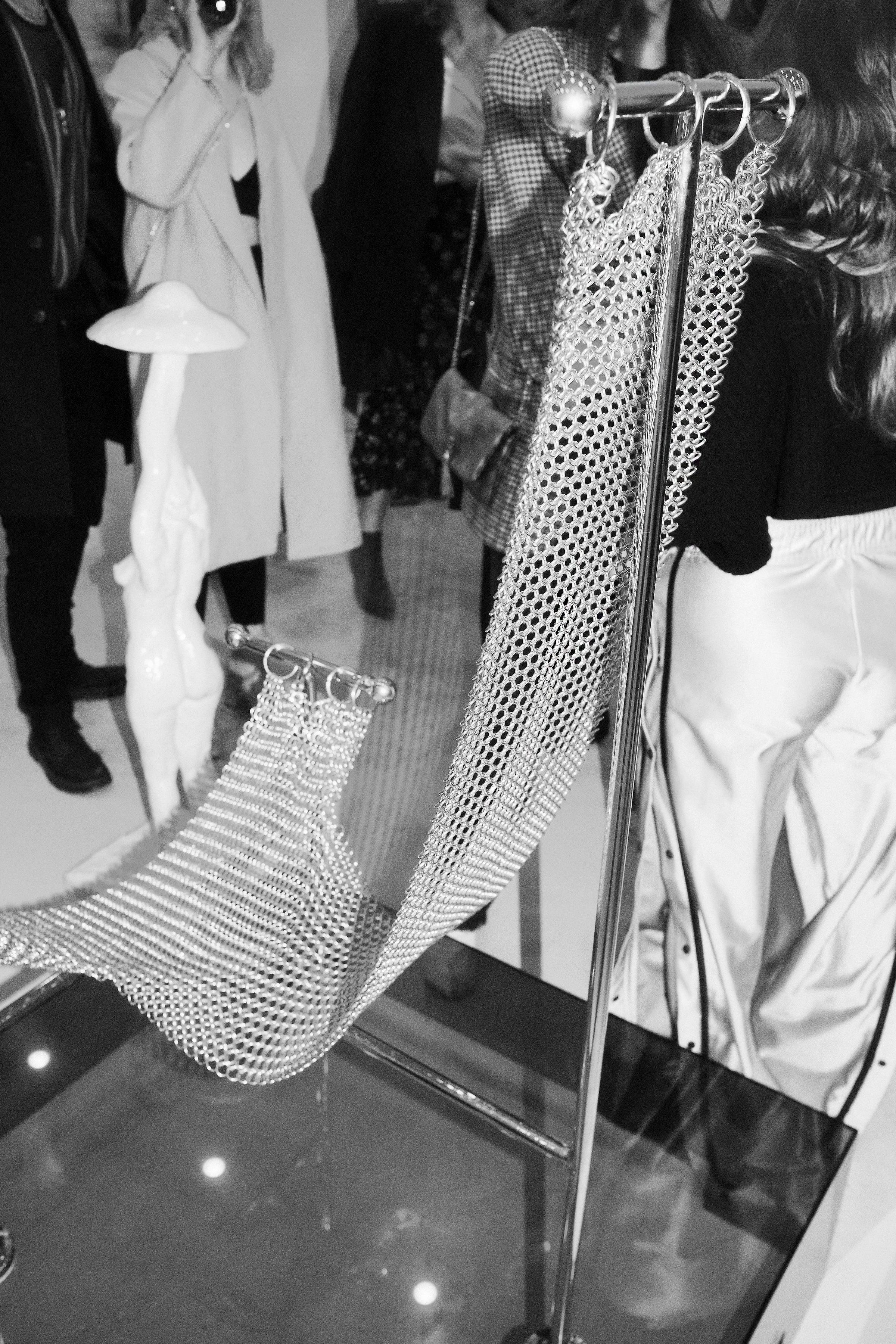 https://a.1stdibscdn.com/chainmail-sculptural-chair-nickel-plated-steel-finish-hand-linked-mesh-for-sale-picture-3/f_69682/f_361508621694644908787/image_credits_Noel_Higareda_master.jpg