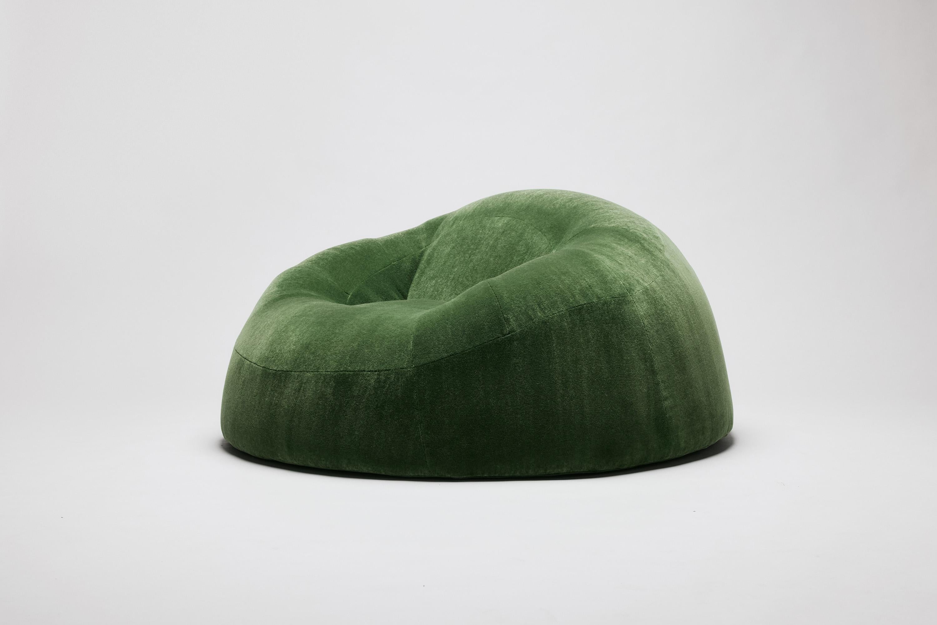 https://a.1stdibscdn.com/the-hill-biomorphic-shape-green-chair-in-mohair-si-vis-pacem-by-stefon-diggs-for-sale-picture-6/f_55372/f_484388421769035914290/img_3395_master.jpg