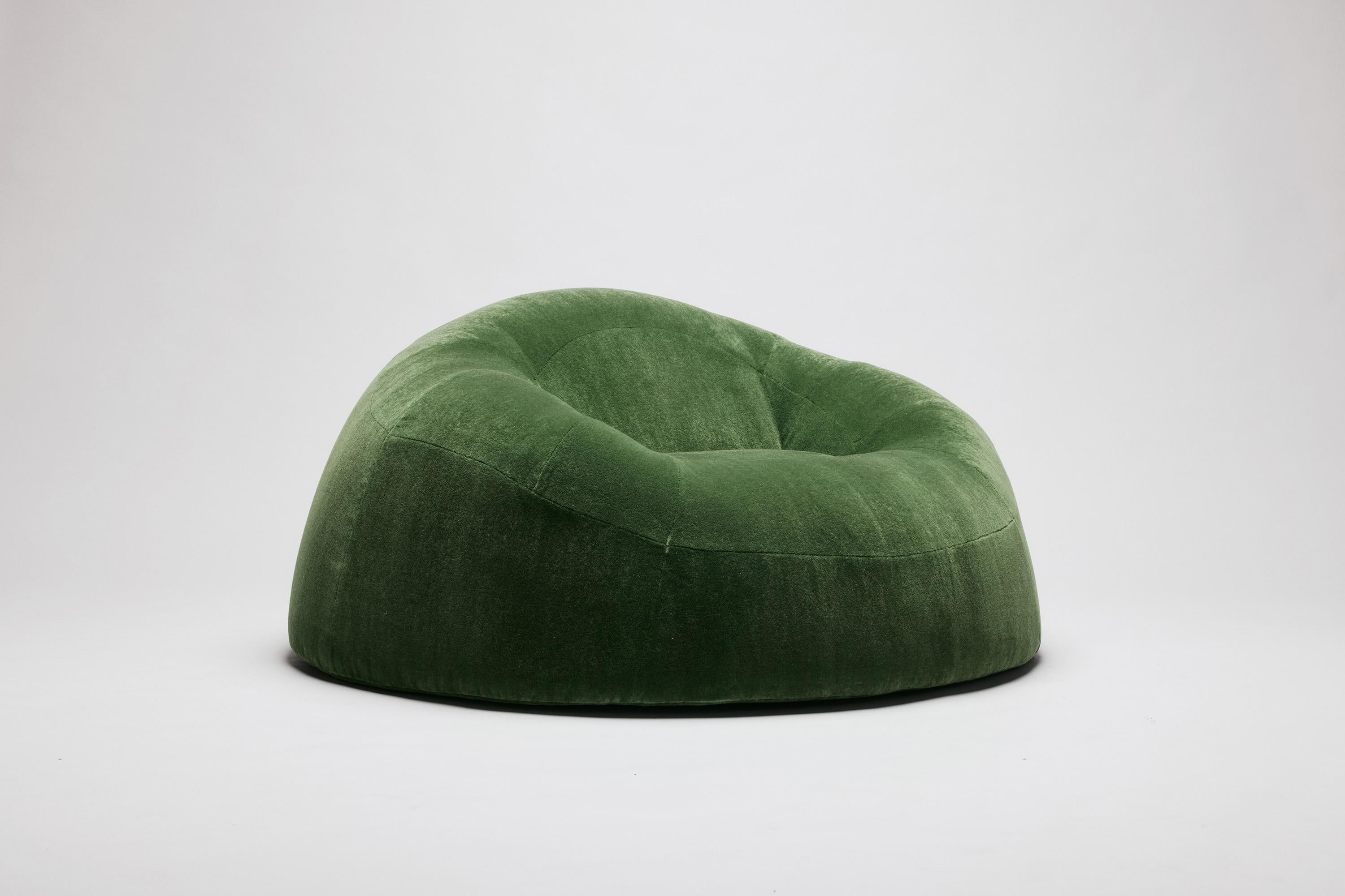 https://a.1stdibscdn.com/the-hill-biomorphic-shape-green-chair-in-mohair-si-vis-pacem-by-stefon-diggs-for-sale-picture-3/f_55372/f_484388421769035914565/img_3401_master.jpg