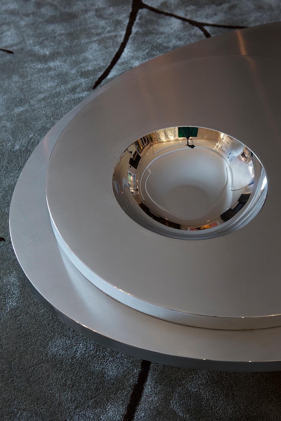 https://a.1stdibscdn.com/contemporary-futuristic-center-table-in-stainless-steel-for-sale-picture-5/f_39861/f_118309731535038612954/julianavasconcellos_mostrablack_3720_master.jpg