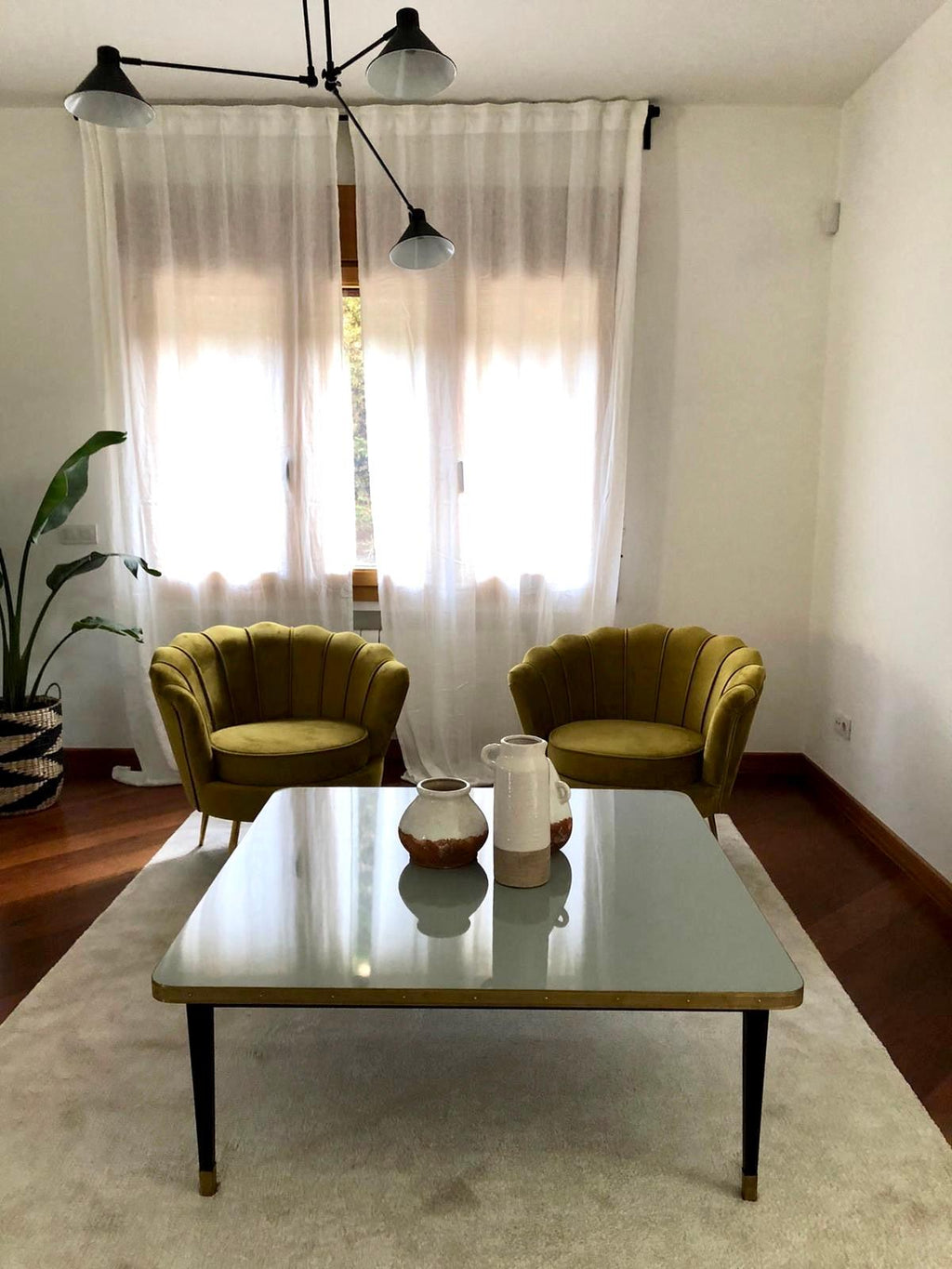 https://a.1stdibscdn.com/low-table-high-gloss-top-brass-tape-framed-black-conical-legs-brass-end-large-for-sale-picture-4/f_40561/f_338704421681830964420/julieta_baja_Somos_Nido__master.JPG