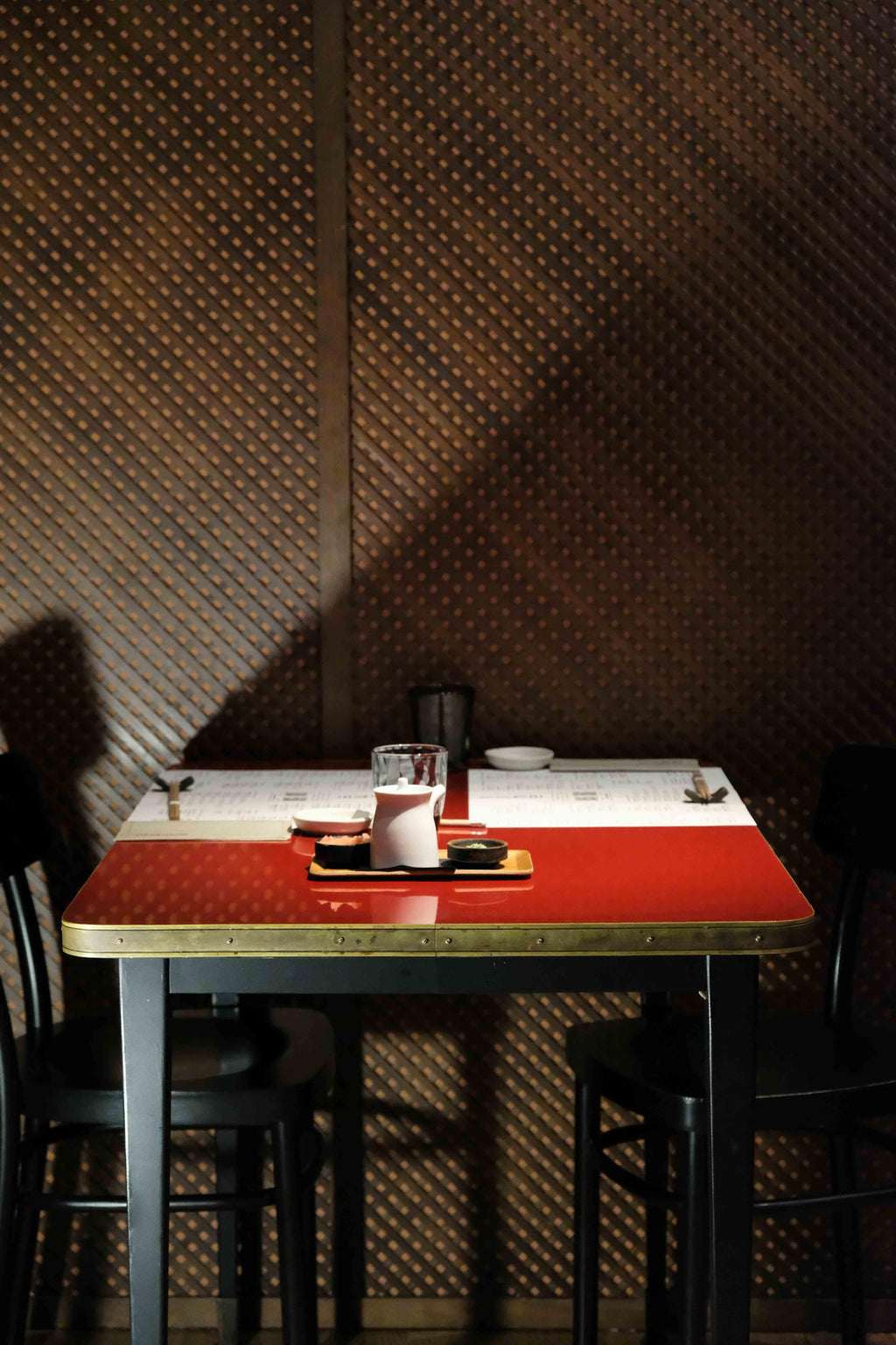 https://a.1stdibscdn.com/squared-table-high-gloss-top-brass-tape-framed-black-conic-legs-brass-end-small-for-sale-picture-11/f_40561/f_338116321681492900275/julieta_roja__master.jpg