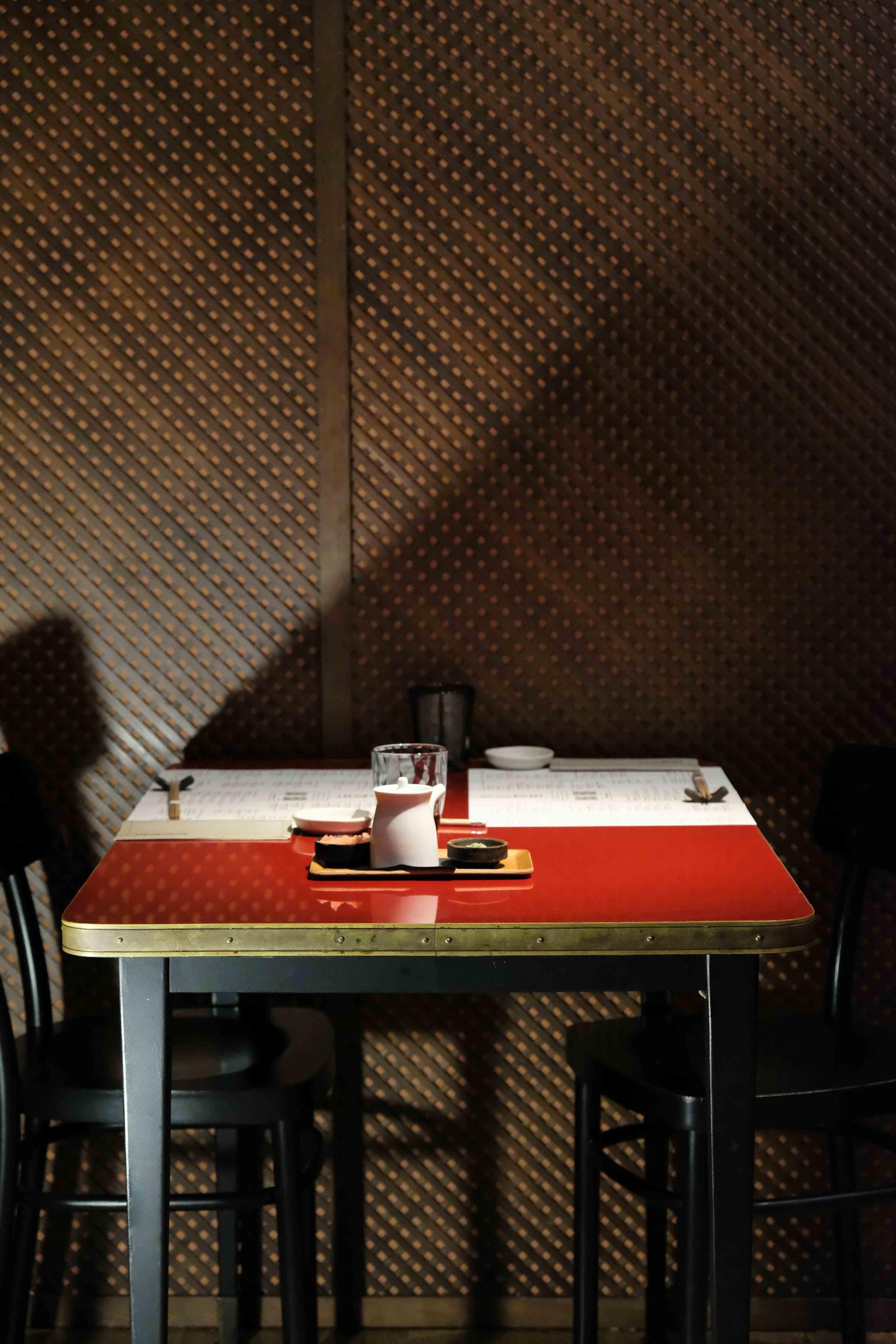 https://a.1stdibscdn.com/squared-table-high-gloss-top-brass-tape-framed-black-conic-legs-brass-end-small-for-sale-picture-11/f_40561/f_338116321681492900275/julieta_roja__master.jpg