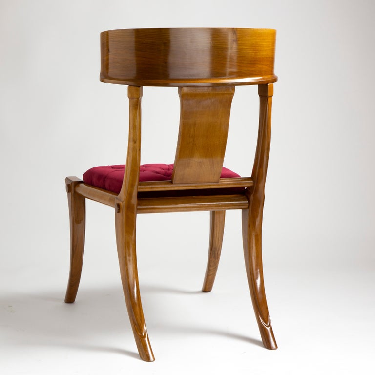 https://a.1stdibscdn.com/klismos-walnut-wood-leather-seats-saber-legs-dining-chairs-customizable-for-sale-picture-6/f_20723/f_235559421619603201173/klismos_11_master.jpg?width=768