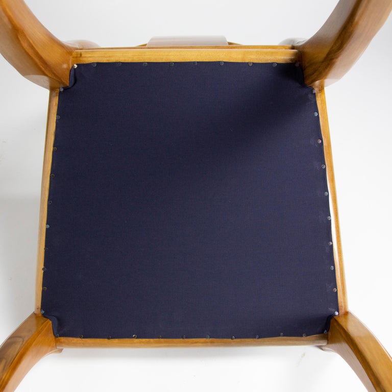 https://a.1stdibscdn.com/klismos-walnut-wood-leather-seats-saber-legs-dining-chairs-customizable-for-sale-picture-9/f_20723/f_235559421619603202548/klismos_1_master.jpg?width=768