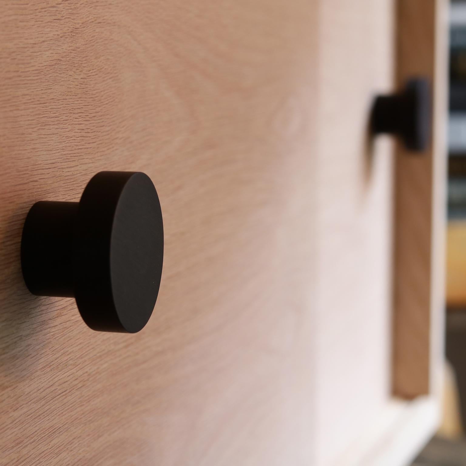 https://a.1stdibscdn.com/aquinas-red-oak-sliding-door-cabinet-for-sale-picture-3/f_48391/1567983415653/knob_master.jpg