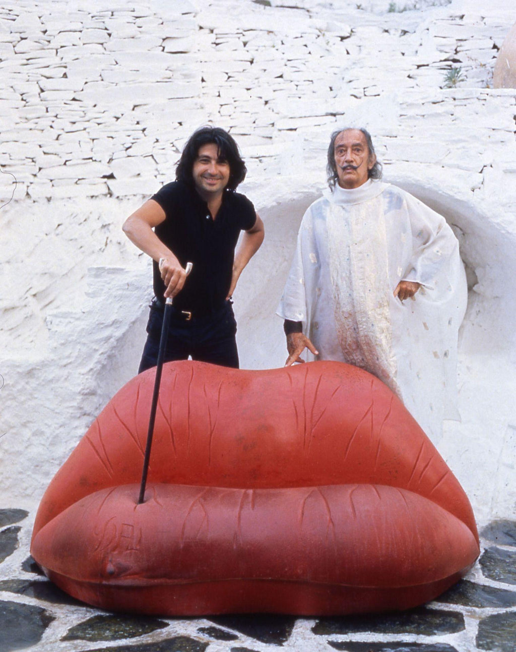 https://a.1stdibscdn.com/dalilips-sofa-by-salvador-dali-oscar-tusquets-for-sale-picture-9/f_12192/f_319619721672264360021/large_Dali_Tusquets_59e07998b2_master.jpg