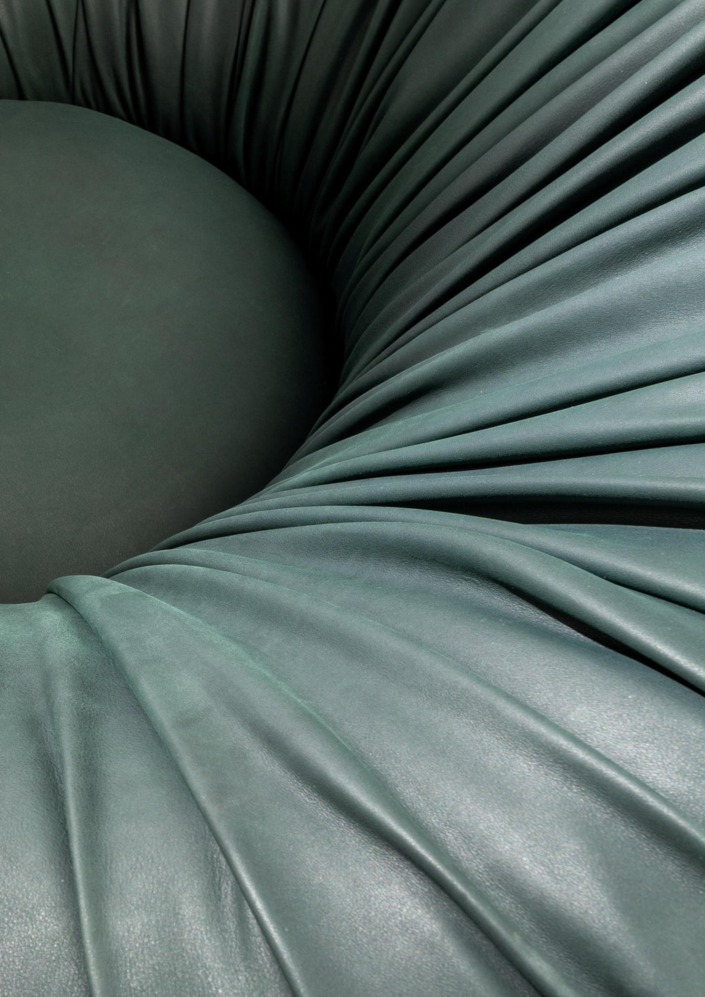 https://a.1stdibscdn.com/laurameroni-drape-soleil-big-rounded-armchair-in-hand-pleated-leather-for-sale-picture-6/f_52792/f_310482421666956416635/laurameroni_drape_soleil_armchair_06_master.jpg