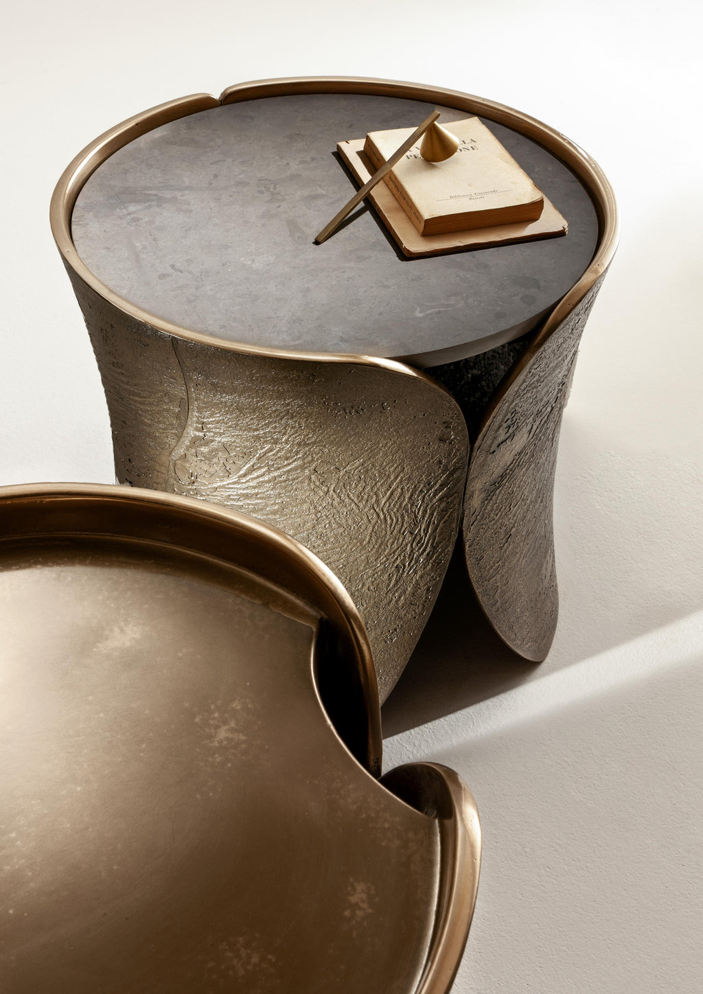 https://a.1stdibscdn.com/laurameroni-hugs-rounded-low-table-in-raptor-liquid-metal-for-sale-picture-3/f_52792/f_309880321666618577252/laurameroni_hugs_low_tables_raptor_01_master.jpg