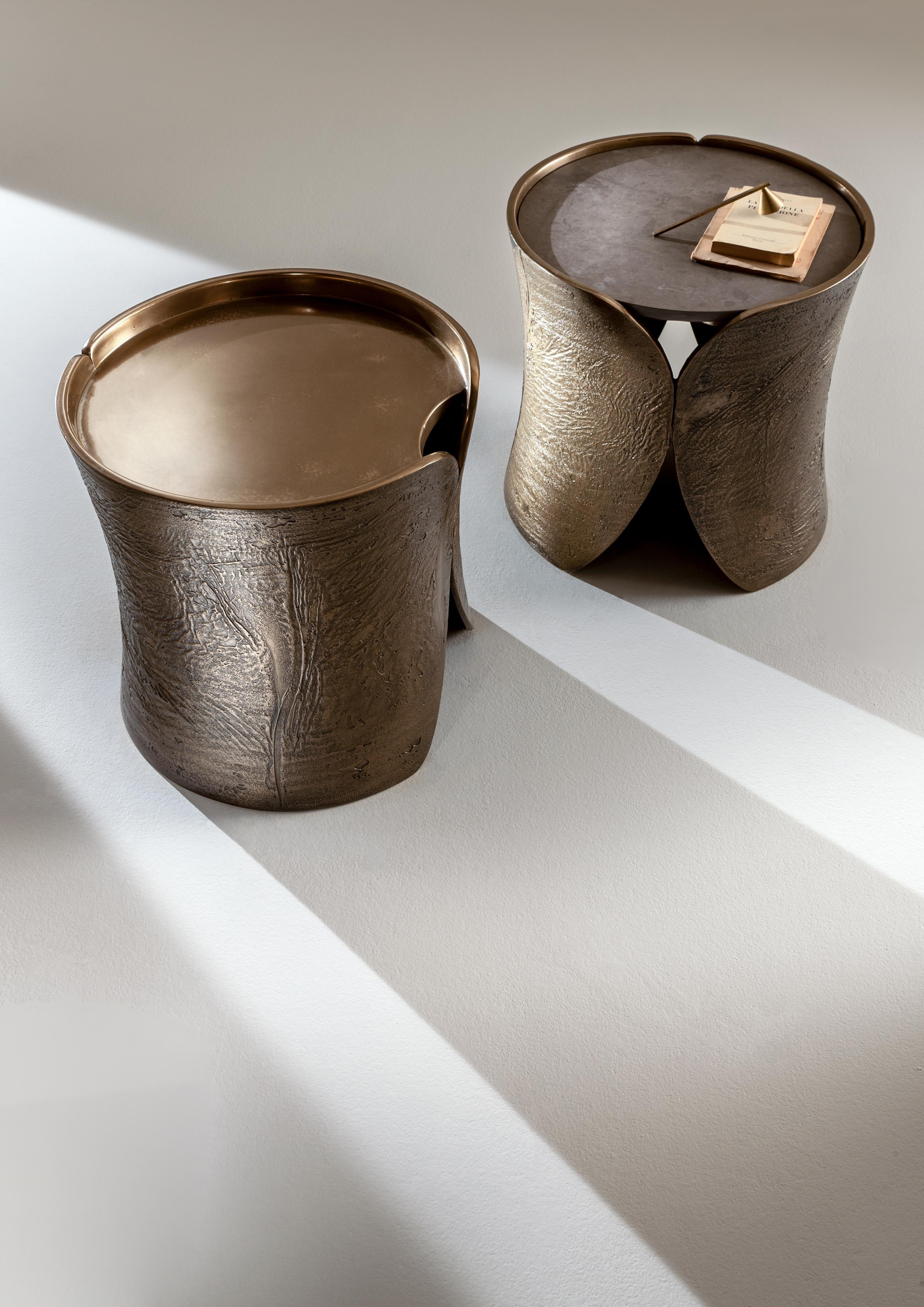 https://a.1stdibscdn.com/laurameroni-hugs-rounded-low-table-in-raptor-liquid-metal-for-sale-picture-4/f_52792/f_309880321666618579102/laurameroni_hugs_low_tables_raptor_02_master.jpg