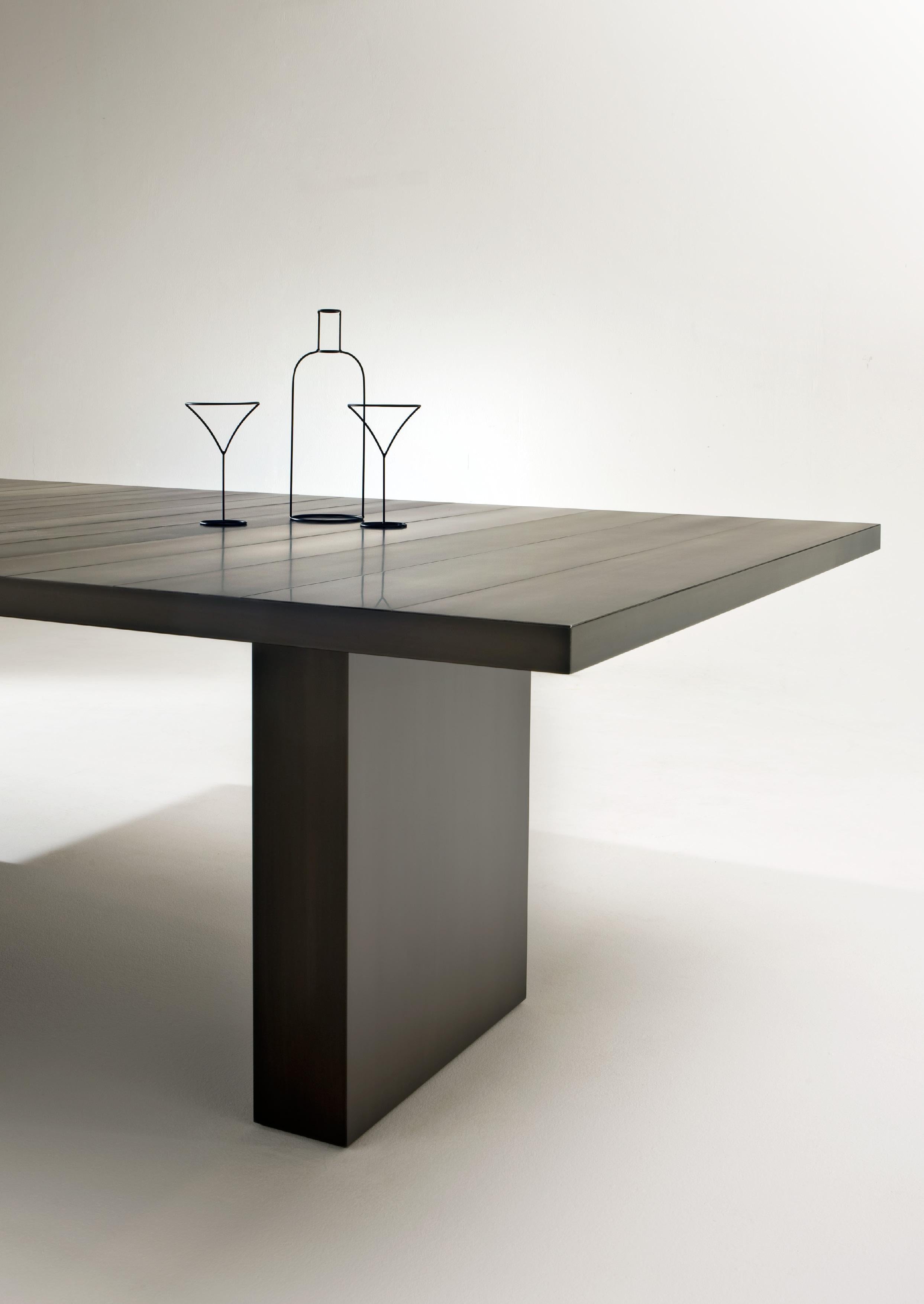 https://a.1stdibscdn.com/laurameroni-st-51-m-rectangular-metal-dining-table-in-black-iron-cenere-for-sale-picture-4/f_52792/f_235846421619769792336/laurameroni_metal_stars_table_03_master.jpg
