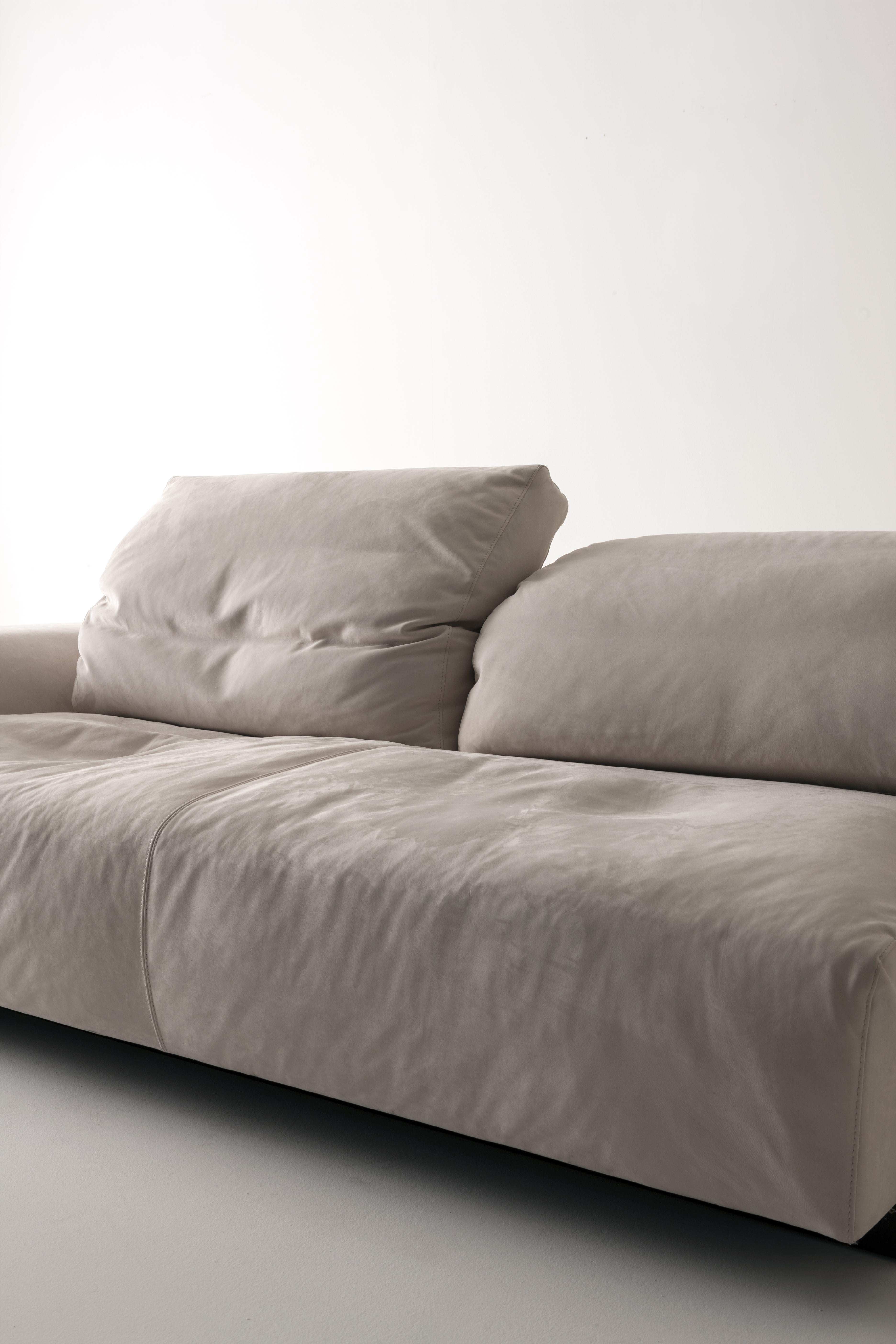 https://a.1stdibscdn.com/laurameroni-metropol-minimal-sofa-in-leather-and-wood-by-cesare-arosio-for-sale-picture-3/f_52792/f_235707121619689086360/laurameroni_metropol_sofa_01_master.jpg
