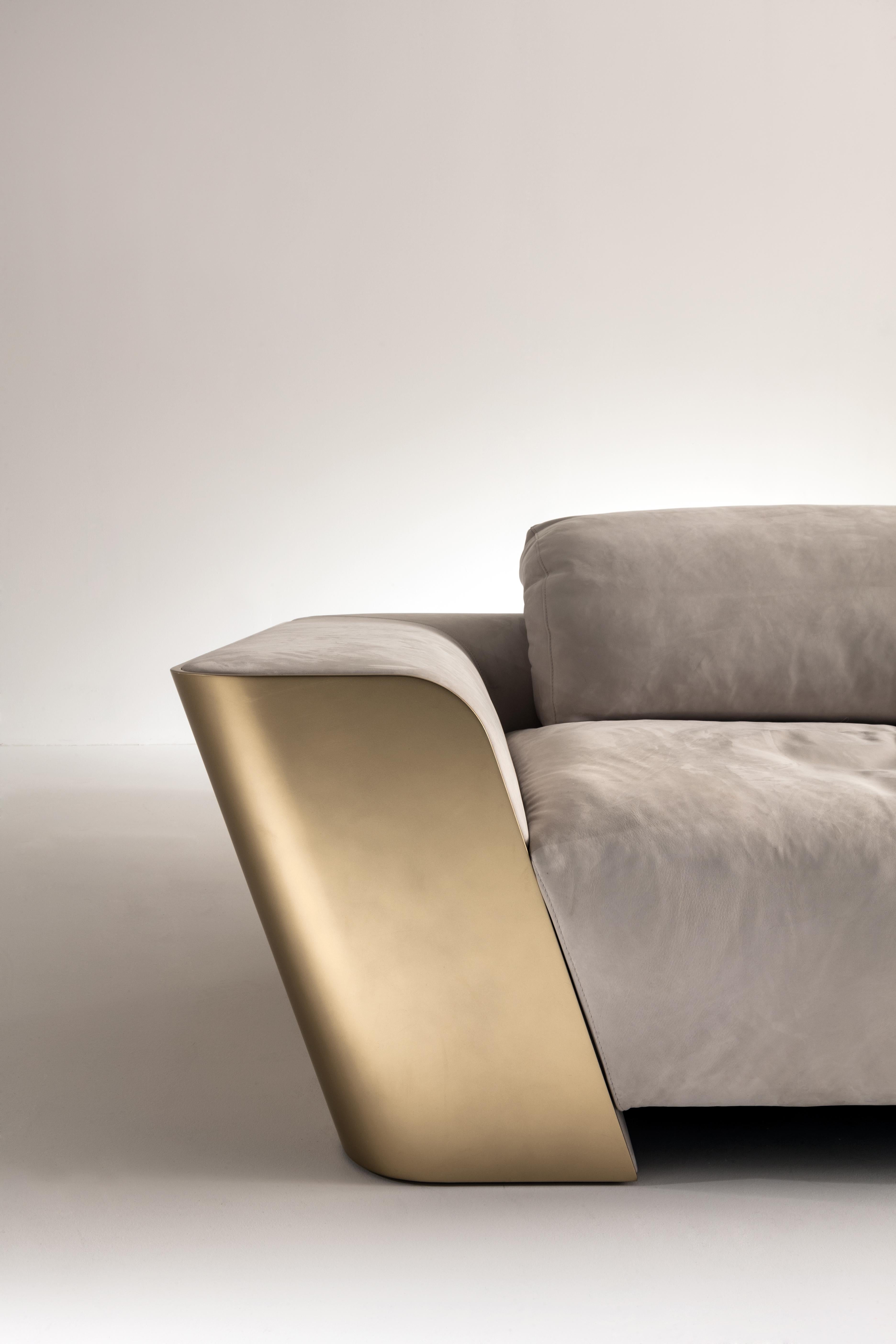 https://a.1stdibscdn.com/laurameroni-metropol-minimal-sofa-in-leather-and-wood-by-cesare-arosio-for-sale-picture-4/f_52792/f_235707121619689265649/laurameroni_metropol_sofa_05_master.jpg