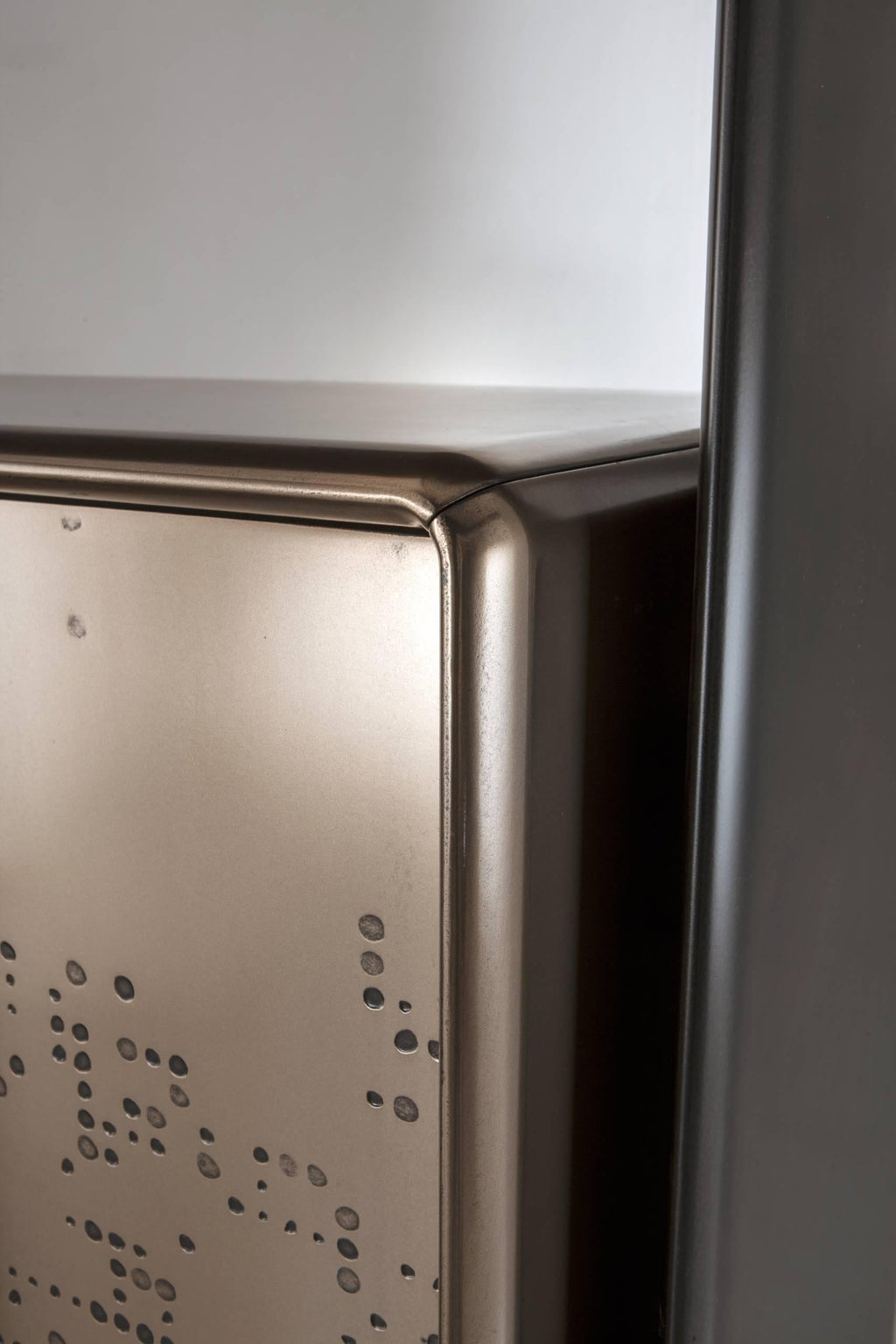https://a.1stdibscdn.com/laurameroni-talento-unlimited-modern-tall-cabinet-in-bronze-liquid-metal-for-sale-picture-4/f_52792/f_192177321590488541413/laurameroni_talento_unlimited_05_master.jpg