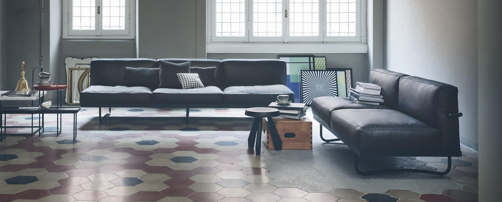 https://a.1stdibscdn.com/le-corbusier-p-jeanneret-charlotte-perriand-lc5-black-leather-sofa-by-cassina-for-sale-picture-4/f_14272/f_393755721713775302490/lc5_1_master.jpg