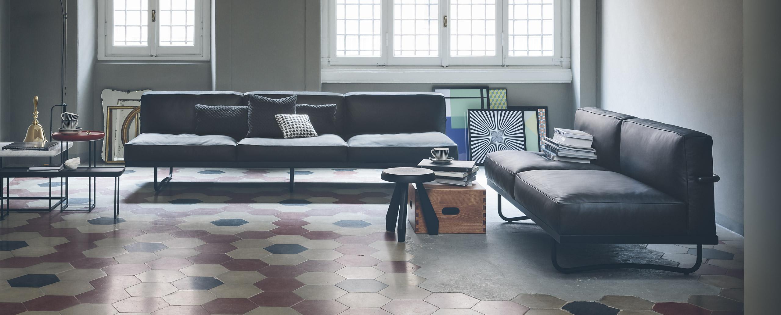 https://a.1stdibscdn.com/le-corbusier-p-jeanneret-charlotte-perriand-lc5-black-leather-sofa-by-cassina-for-sale-picture-4/f_14272/f_393755721713775302490/lc5_1_master.jpg