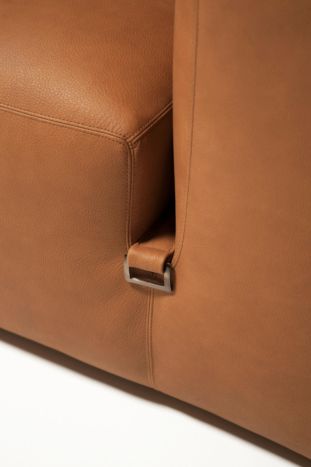 https://a.1stdibscdn.com/le-mura-sofa-in-leather-by-mario-bellini-for-tacchini-w-288-cm-11338-in-for-sale-picture-6/f_105752/f_463595321755799820568/le_mura_pelle_tacchini_italia_forniture_598567_relabbe2024_master.jpeg