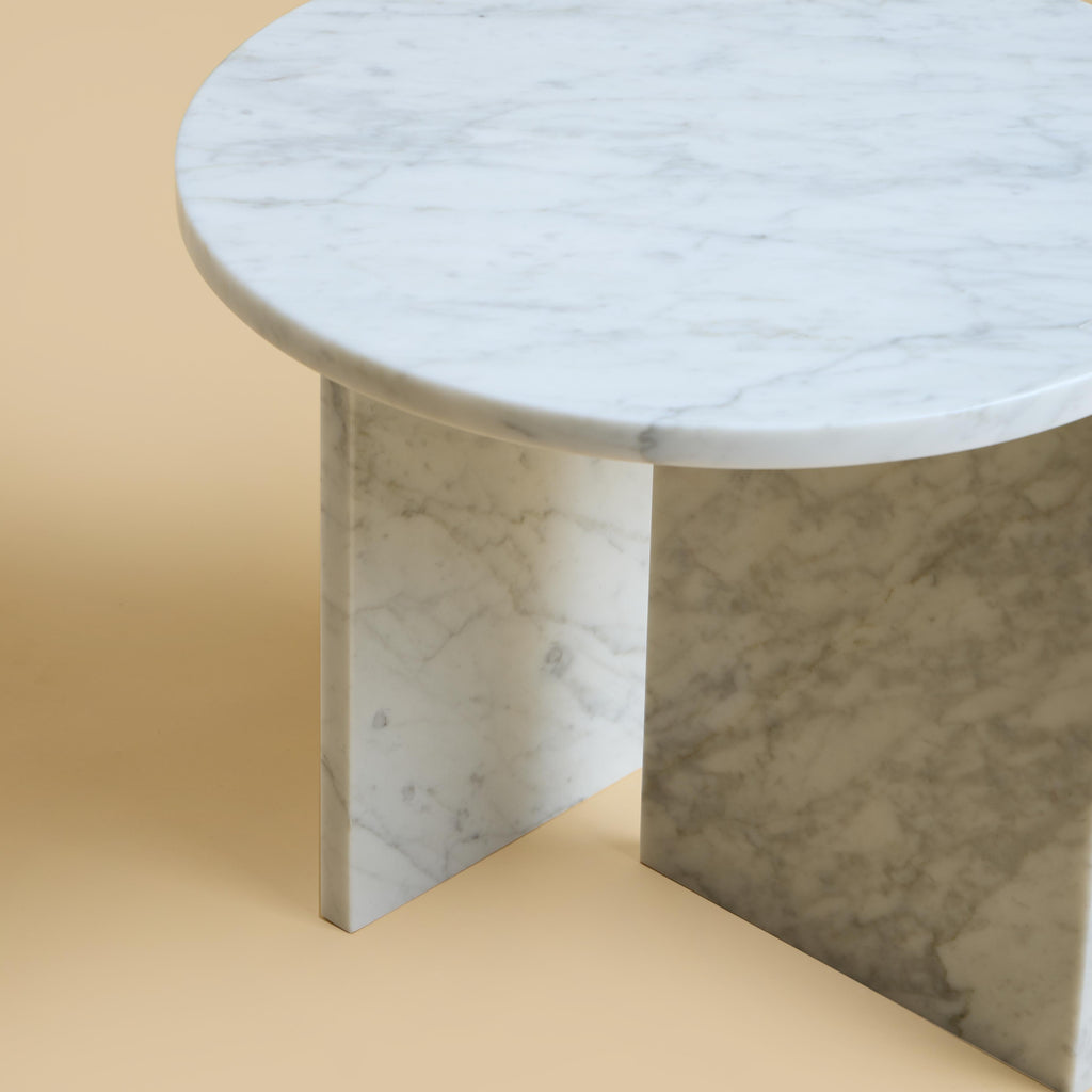 https://a.1stdibscdn.com/carrara-marble-circular-coffee-table-made-in-italy-for-sale-picture-2/f_80972/f_340105721682603835841/lebanto_01_04_230379_1_master.jpg