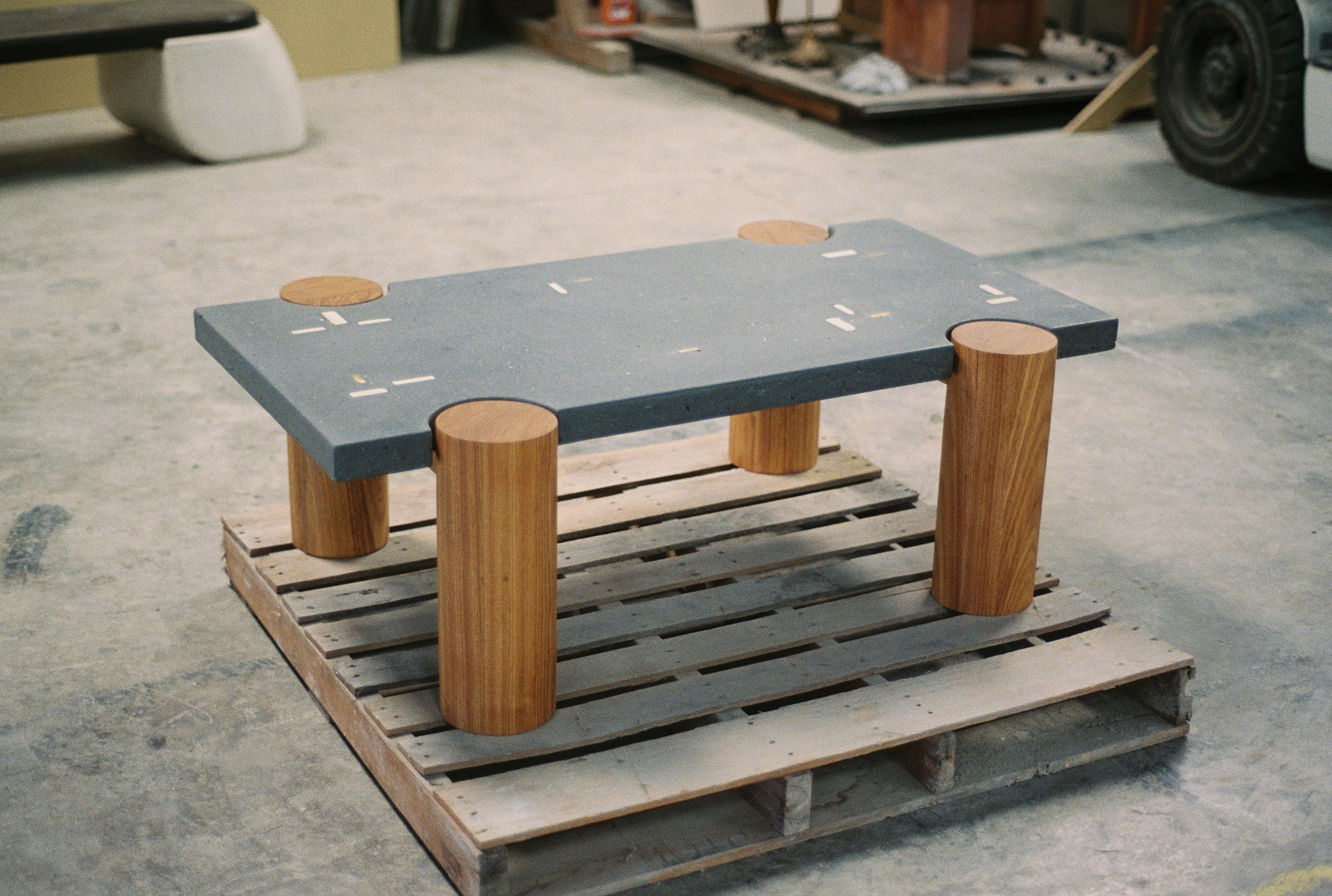 https://a.1stdibscdn.com/cacique-coffee-table-in-cast-concrete-with-bronze-inlays-and-solid-oak-legs-for-sale-picture-7/f_108882/f_491925621773324766598/_master.JPG