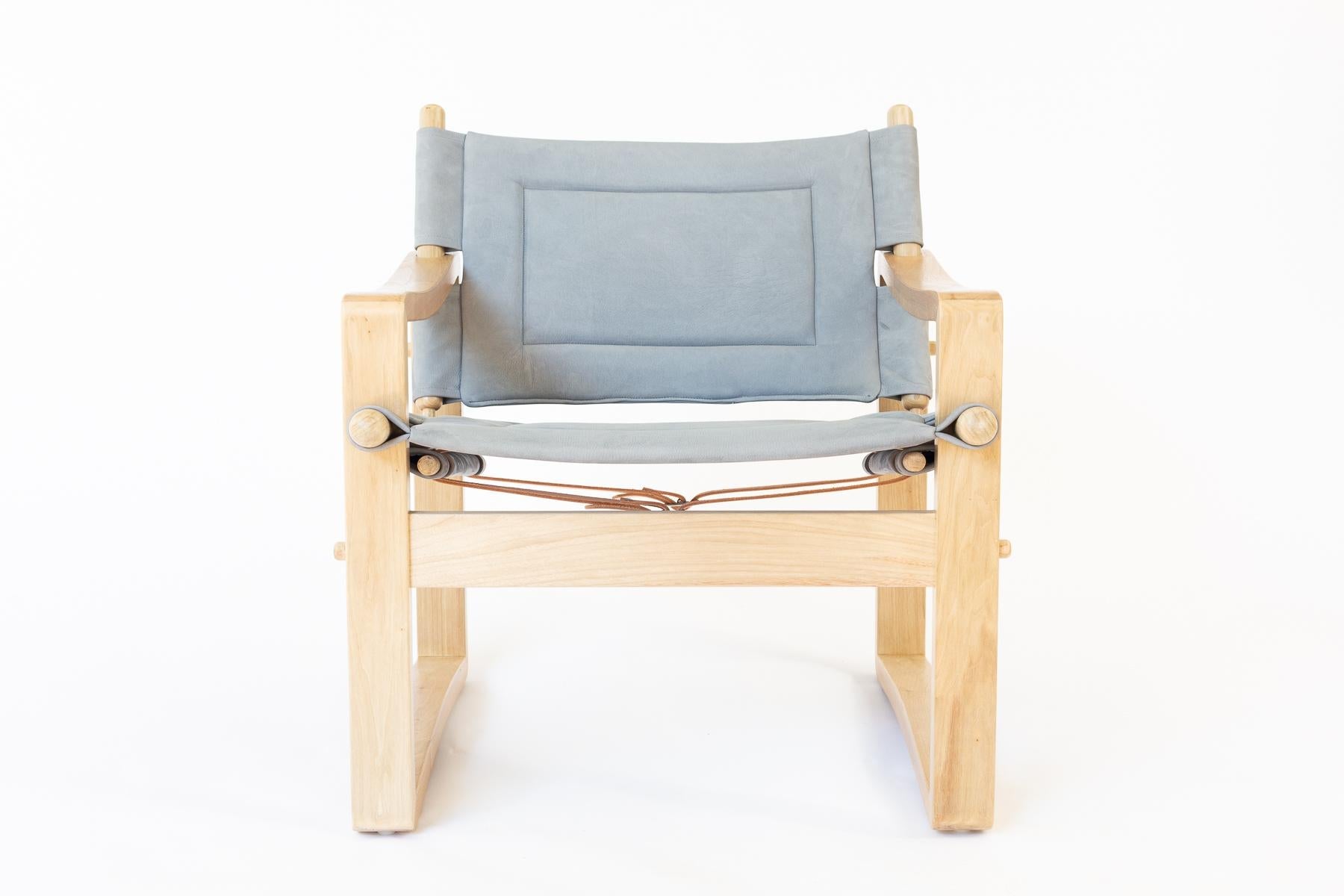 https://a.1stdibscdn.com/walnut-campaign-safari-chair-with-white-leather-upholstery-for-sale-picture-8/f_54442/f_483290921768431105106/mattwier_aumont0919_16_webres_master.jpg