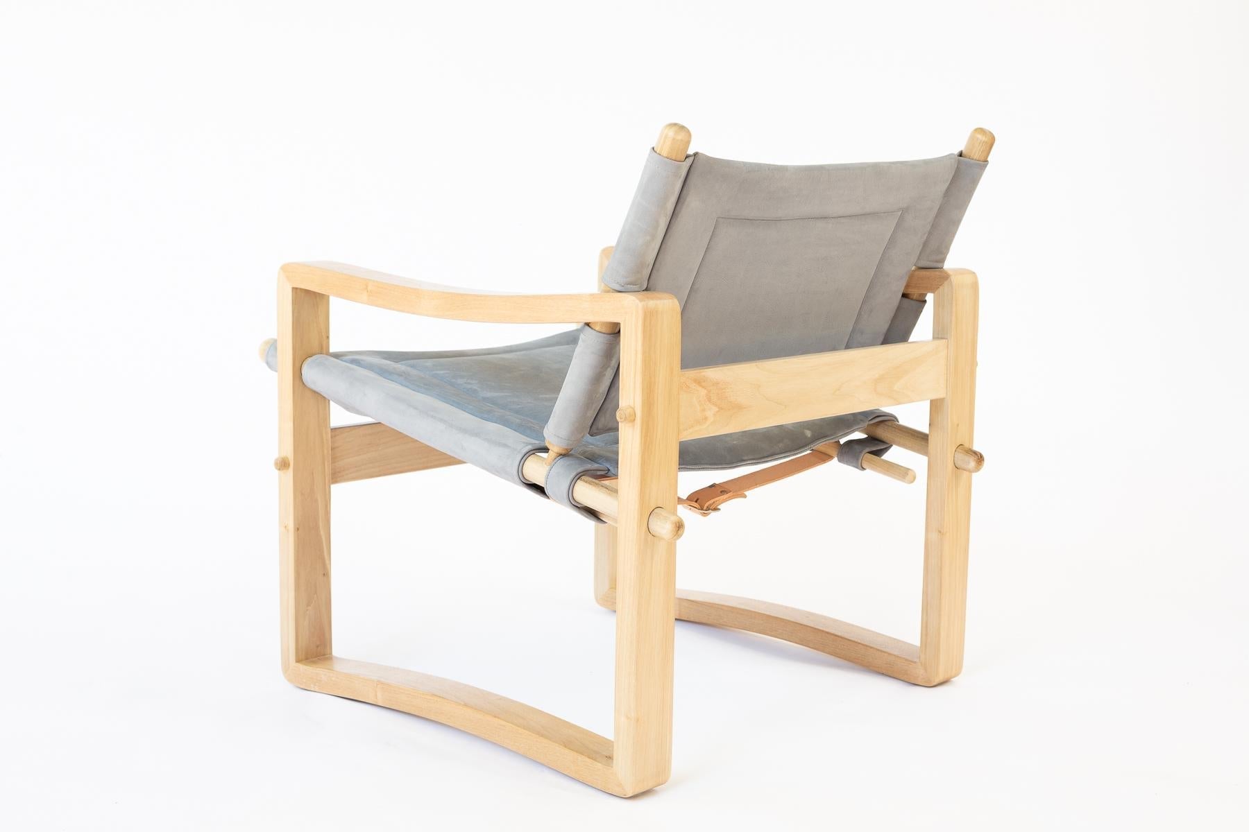 https://a.1stdibscdn.com/walnut-campaign-safari-chair-with-white-leather-upholstery-for-sale-picture-9/f_54442/f_483290921768431105812/mattwier_aumont0919_19_webres_master.jpg
