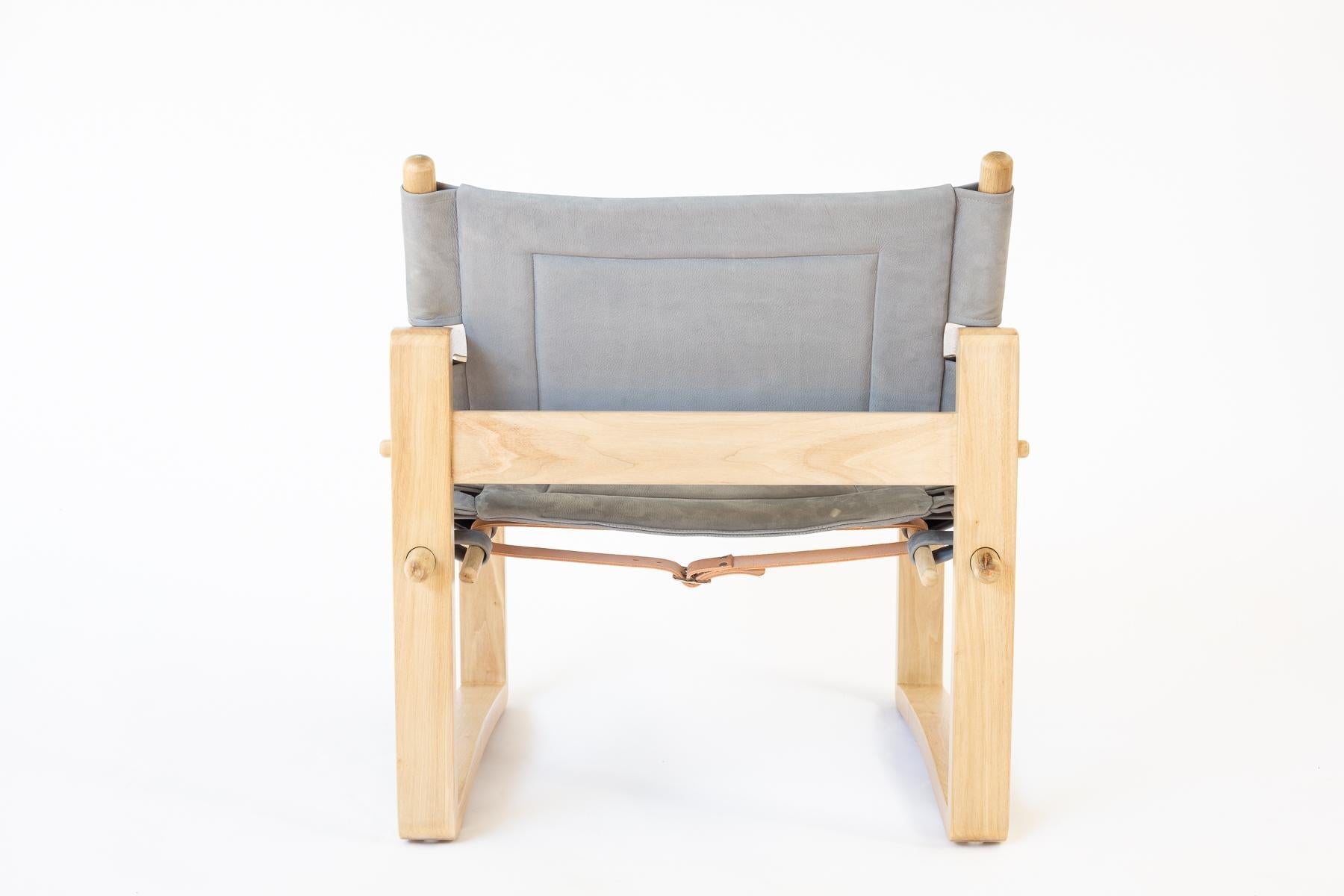 https://a.1stdibscdn.com/walnut-campaign-safari-chair-with-white-leather-upholstery-for-sale-picture-10/f_54442/f_483290921768431106329/mattwier_aumont0919_20_webres_master.jpg