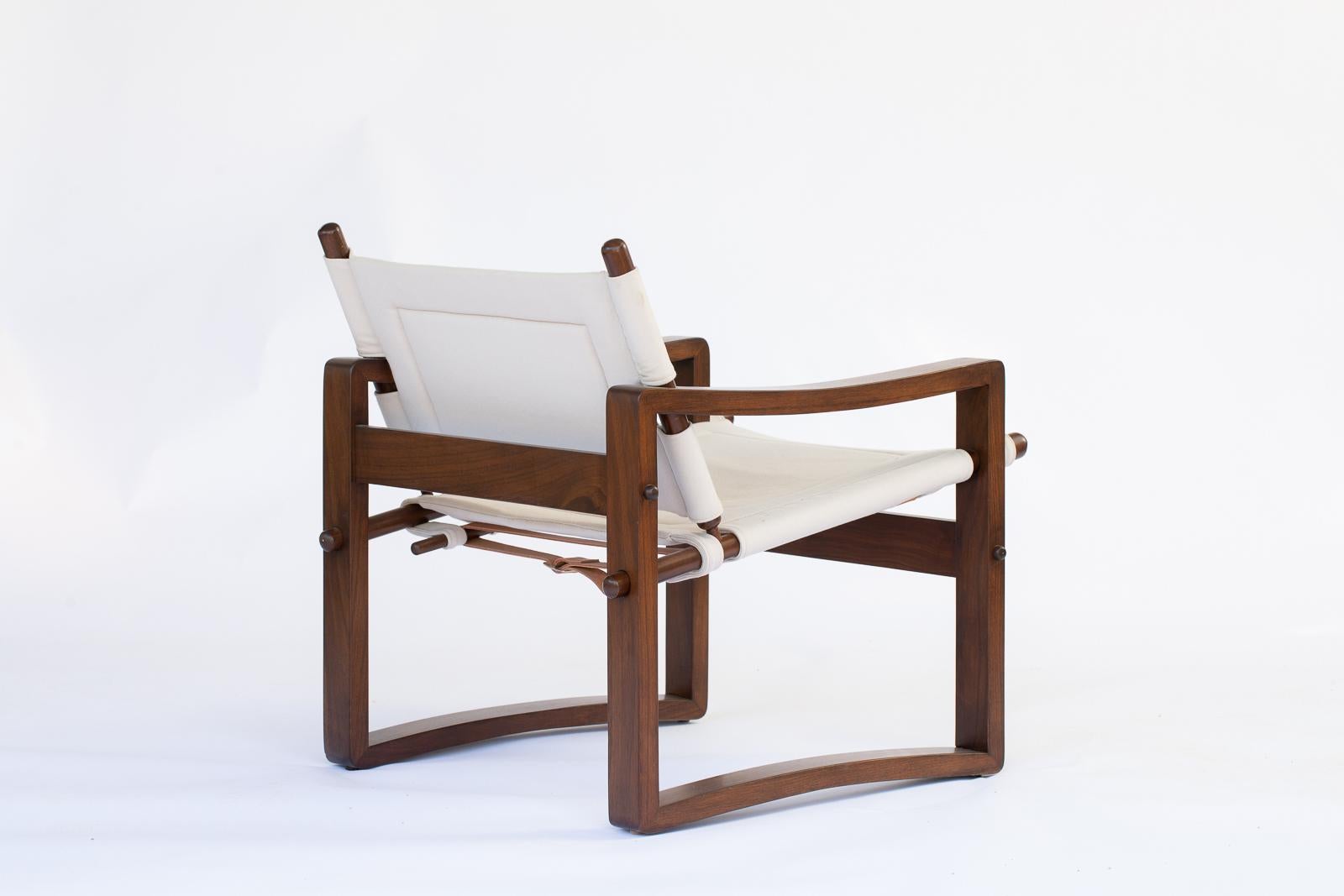 https://a.1stdibscdn.com/walnut-campaign-safari-chair-with-white-leather-upholstery-for-sale-picture-3/f_54442/f_483290921768431108450/mattwier_aumont1019_29_webres_master.jpg