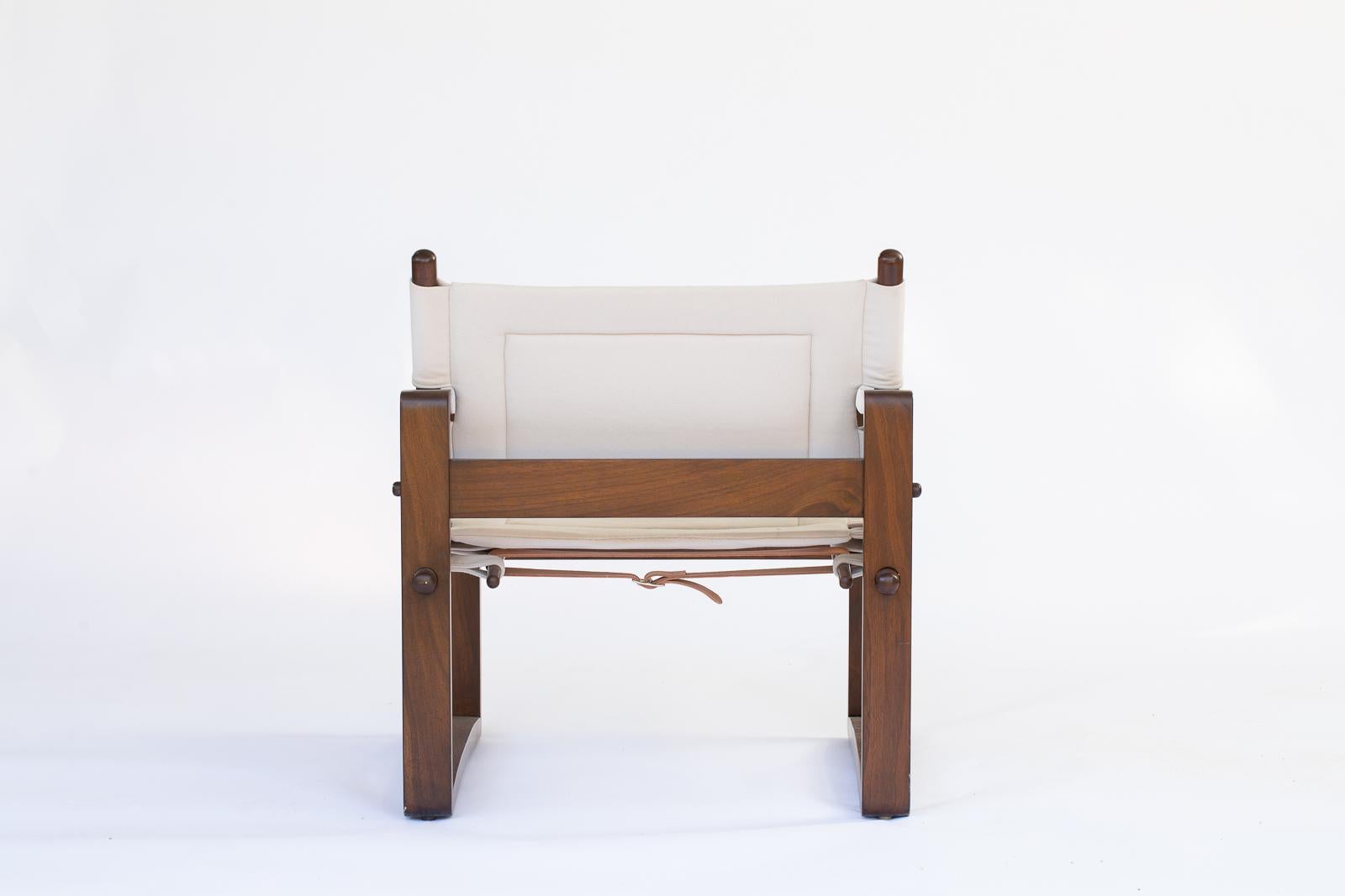 https://a.1stdibscdn.com/walnut-campaign-safari-chair-with-white-leather-upholstery-for-sale-picture-4/f_54442/f_483290921768431108885/mattwier_aumont1019_30_webres_master.jpg