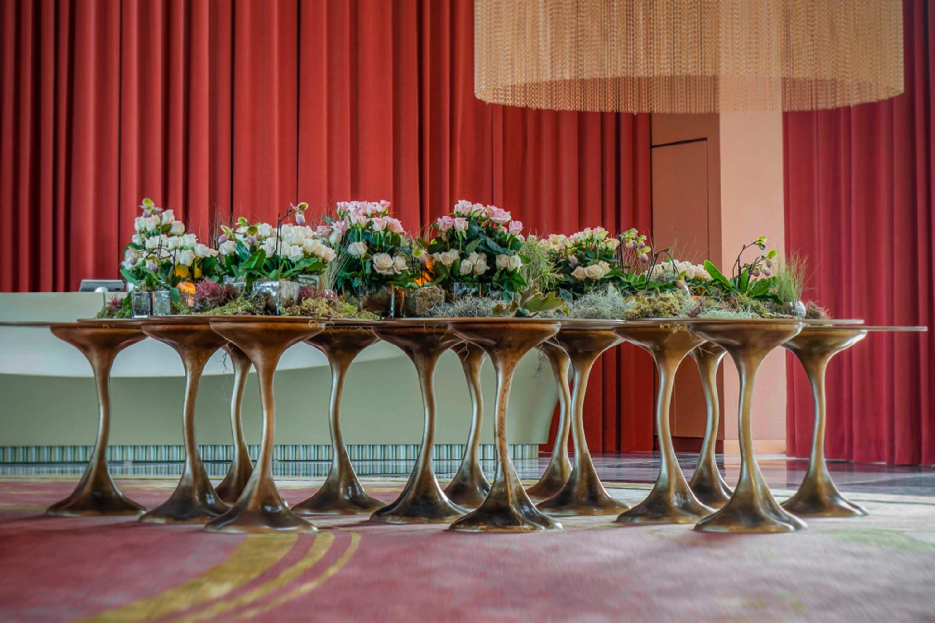 https://a.1stdibscdn.com/ivy-dining-table-for-sale-picture-4/f_92292/f_413017621725272639206/mesa_jantar_exclusiva_luxuosa_escultural_tronco_ouro_envelhecido_ivy_karpa_3_master.jpg