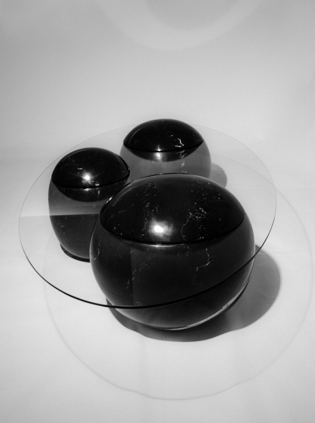 https://a.1stdibscdn.com/ovni-uovo-black-marble-glass-sculptural-coffee-table-for-sale-picture-6/f_69682/f_461040921754066538874/mesaovni3_master.JPG