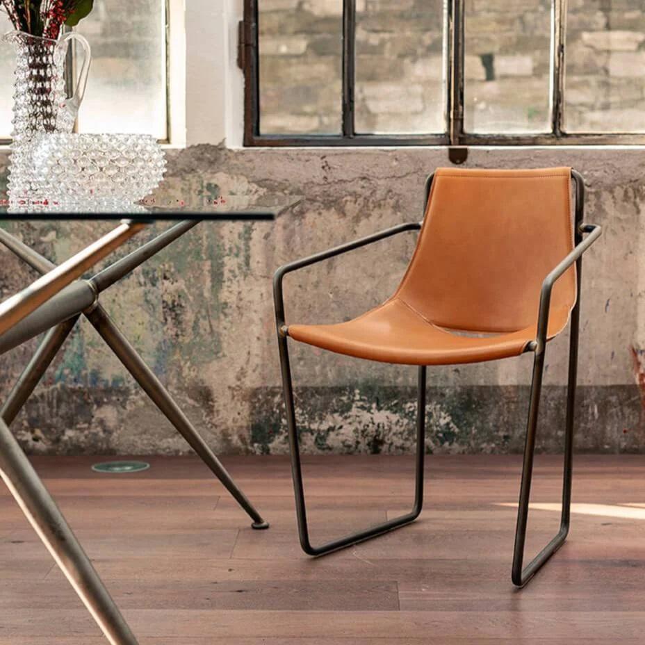 https://a.1stdibscdn.com/in-stock-italian-dining-armchairs-in-leather-set-of-6-for-sale-picture-5/f_27693/f_301301621661414700540/midj_apelle_p_4_0eeca810_4403_4248_a06f_0d87bac59251_928x928_master.jpg