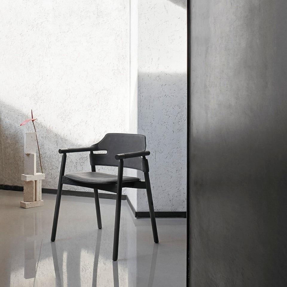 https://a.1stdibscdn.com/leather-dining-armchair-made-to-order-in-natural-oak-finish-for-sale-picture-9/f_27693/f_302959621662462599570/midj_suite_p_l_cu_6_master.jpg