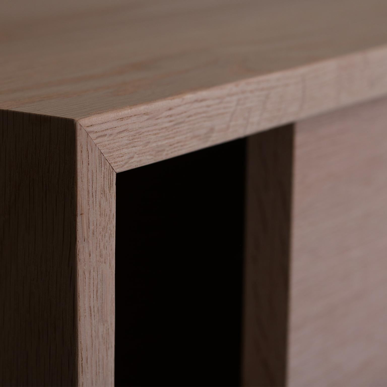 https://a.1stdibscdn.com/aquinas-red-oak-sliding-door-cabinet-for-sale-picture-4/f_48391/1567983416964/mitred_corner_2_master.jpg