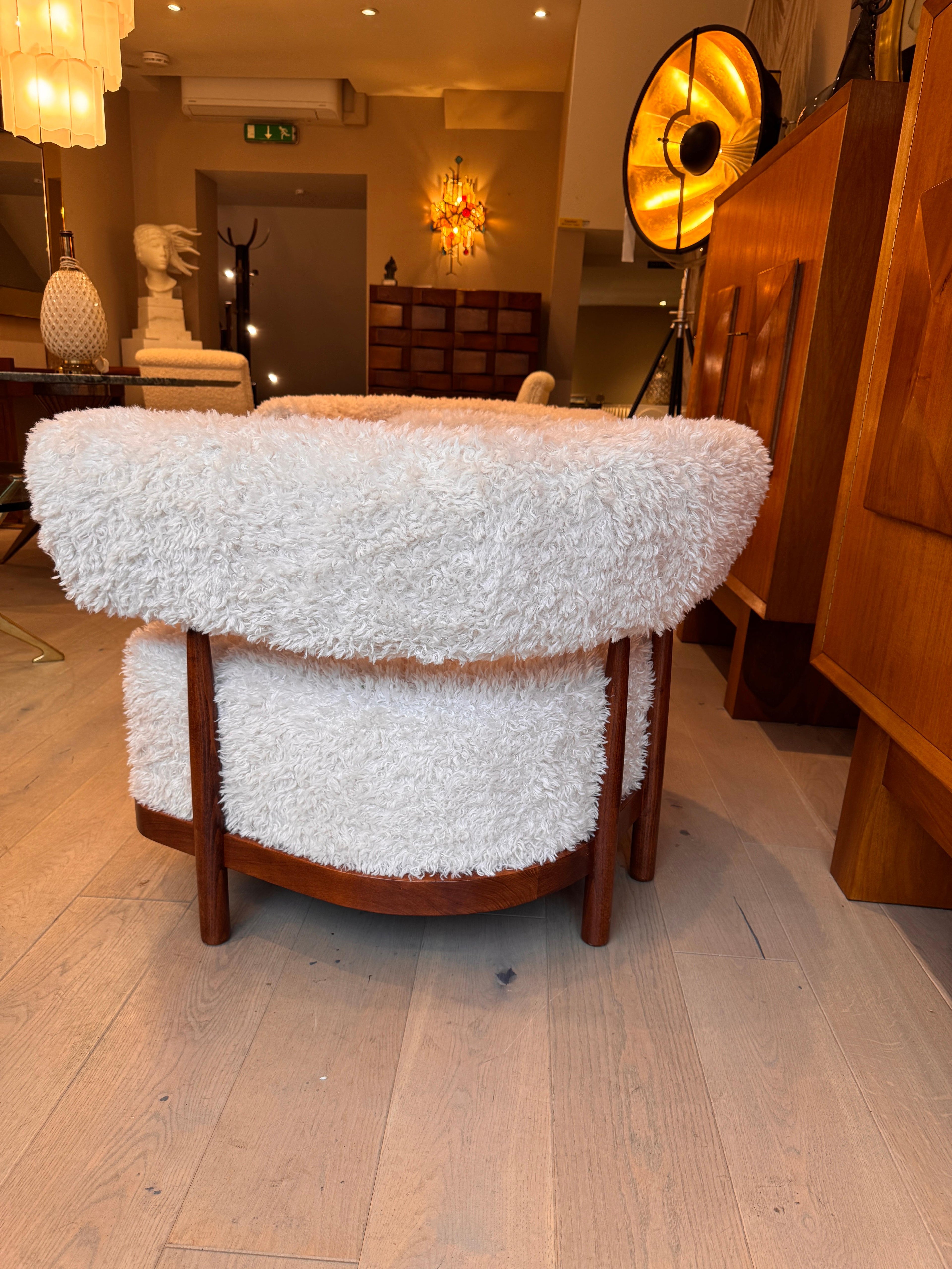 https://a.1stdibscdn.com/a-fabulous-pair-of-italian-curved-walnut-armchairs-in-lambswool-fur-for-sale-picture-6/f_41851/1740065746576/mobilejpegupload_111B6DC78AE9414781102D8247D693B5_master.jpg