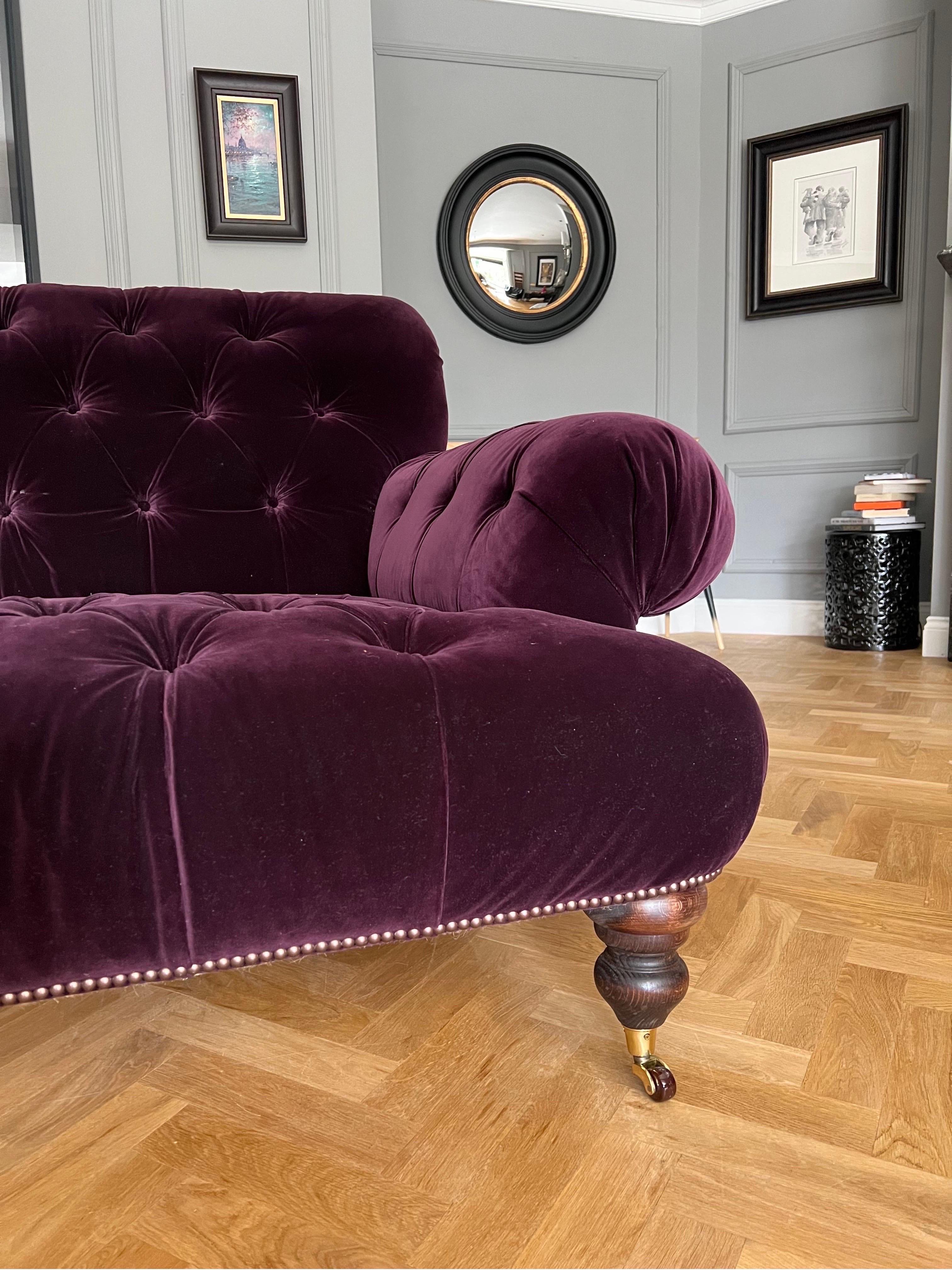 https://a.1stdibscdn.com/our-signature-robinson-fully-buttoned-tufted-sofa-for-sale-picture-5/f_79732/1677511592414/mobilejpegupload_14257B6080FE4DAF8B6A11C6DF7CE436_master.jpg