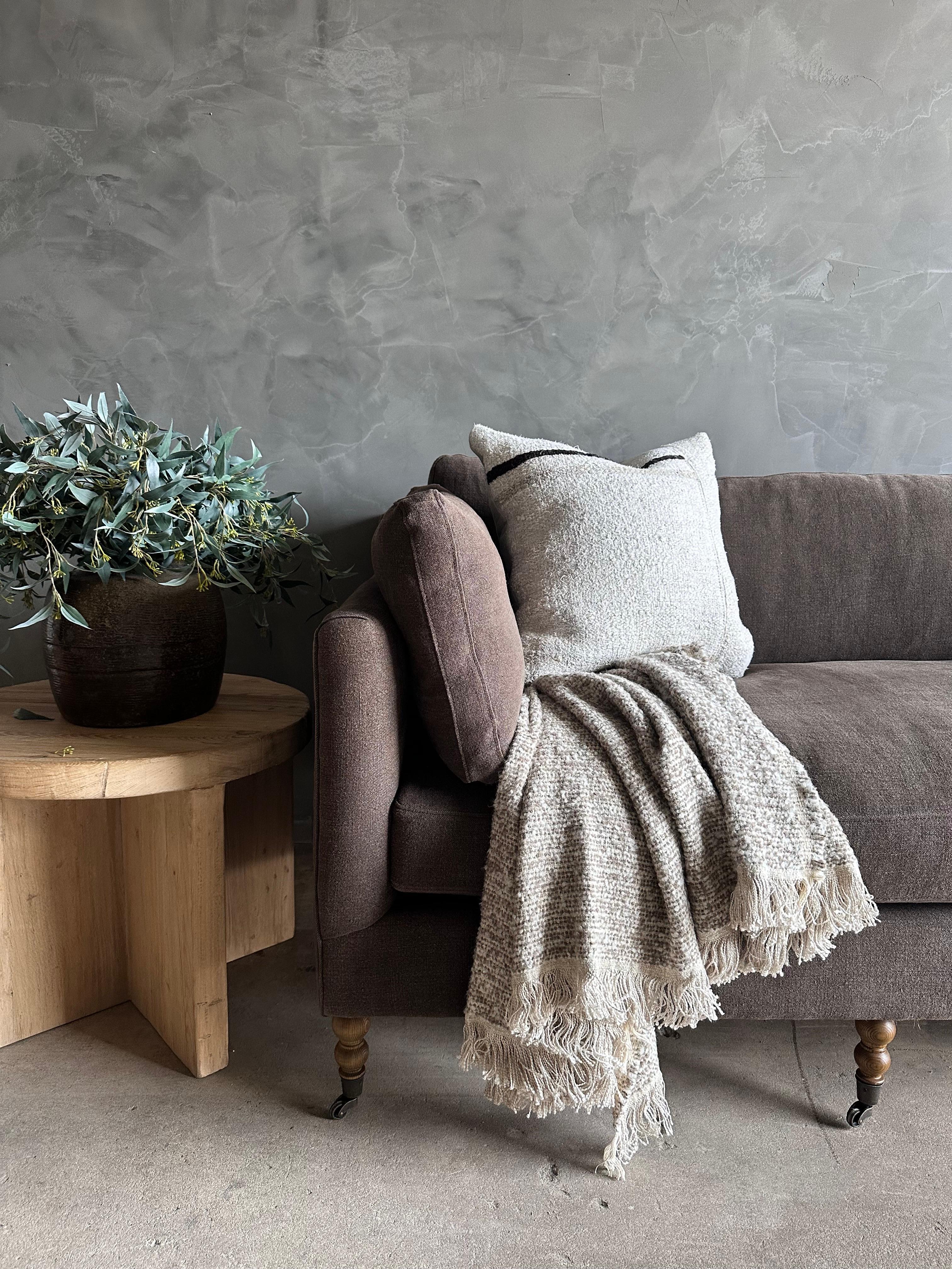 https://a.1stdibscdn.com/rudin-belgian-linen-sofa-with-down-wrapped-seat-cushion-in-cafe-noir-linen-for-sale-picture-6/f_18223/f_422667521731351160112/mobilejpegupload_1727131543563_master.jpg