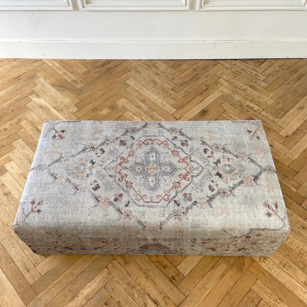 https://a.1stdibscdn.com/custom-made-rug-cube-ottoman-for-sale-picture-7/f_18223/1647545016185/mobilejpegupload_1931AA73C89C4D22B74F3E5BDB3D53B1_master.jpg