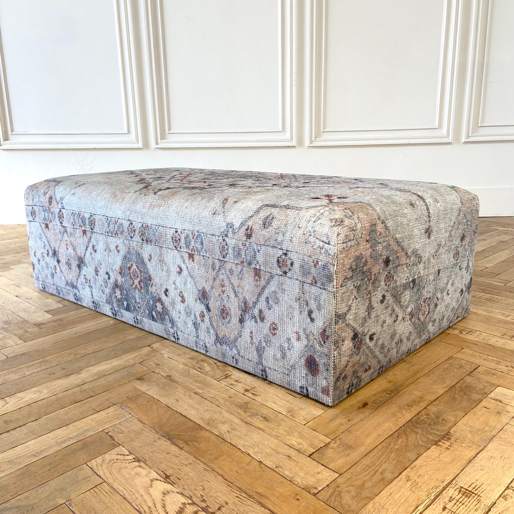 https://a.1stdibscdn.com/custom-made-rug-cube-ottoman-for-sale-picture-2/f_18223/1647544979631/mobilejpegupload_1B2655CA48E4440A9725A85208CD0B4C_master.jpg