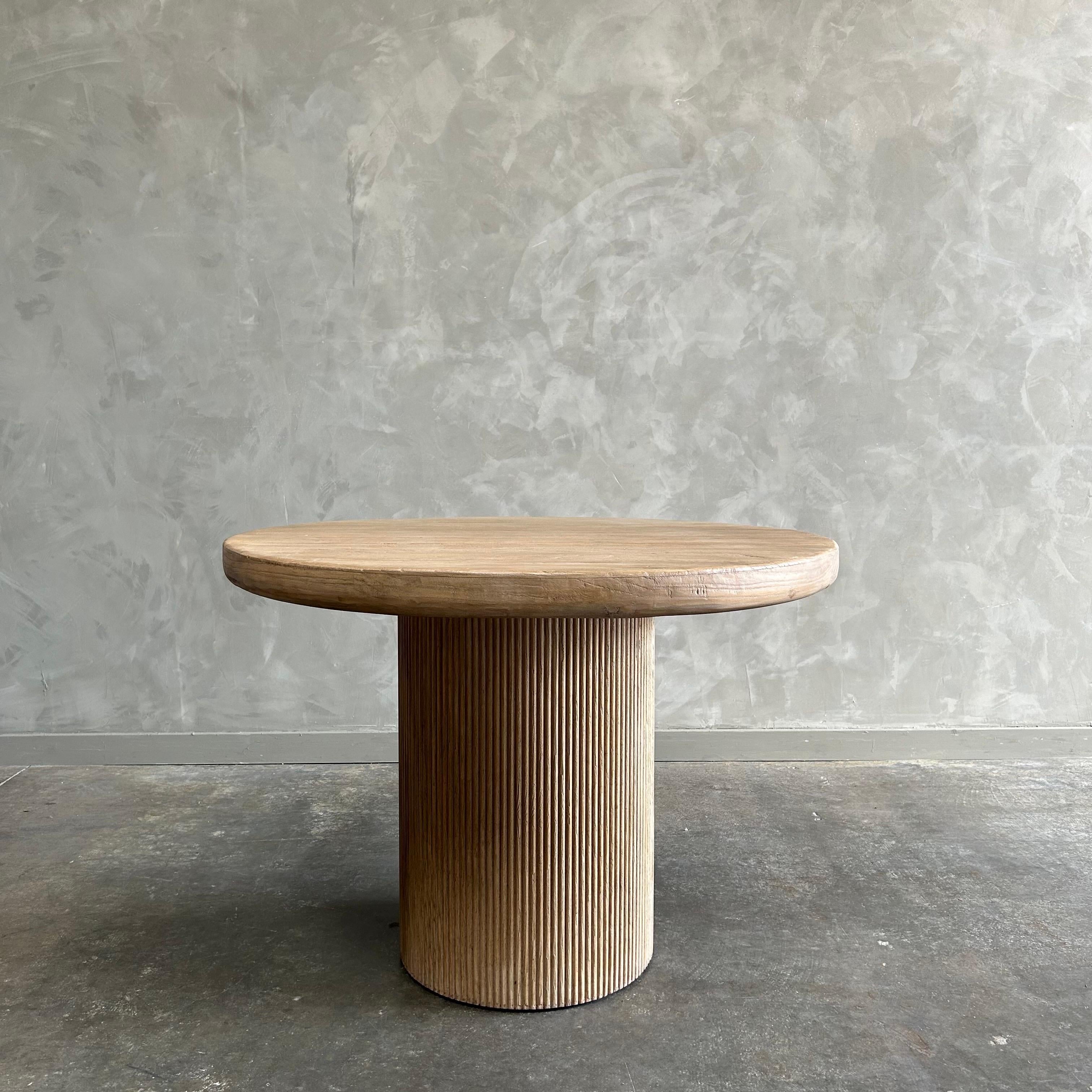 https://a.1stdibscdn.com/reclaimed-wood-round-reeded-base-dining-table-42-for-sale-picture-2/f_18223/f_481659421767386642965/mobilejpegupload_1D0FFBAEF5FD4612850D9AF885215E3D_master.jpg