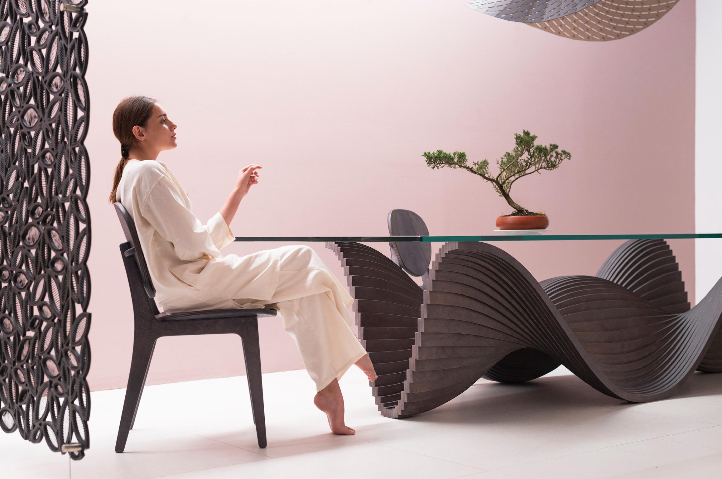 https://a.1stdibscdn.com/ghost-table-by-piegatto-a-contemporary-dining-table-for-sale-picture-6/f_83012/1679088941345/mobilejpegupload_24225DD3E79D47D0BF6D6BA9E587451C_master.jpg