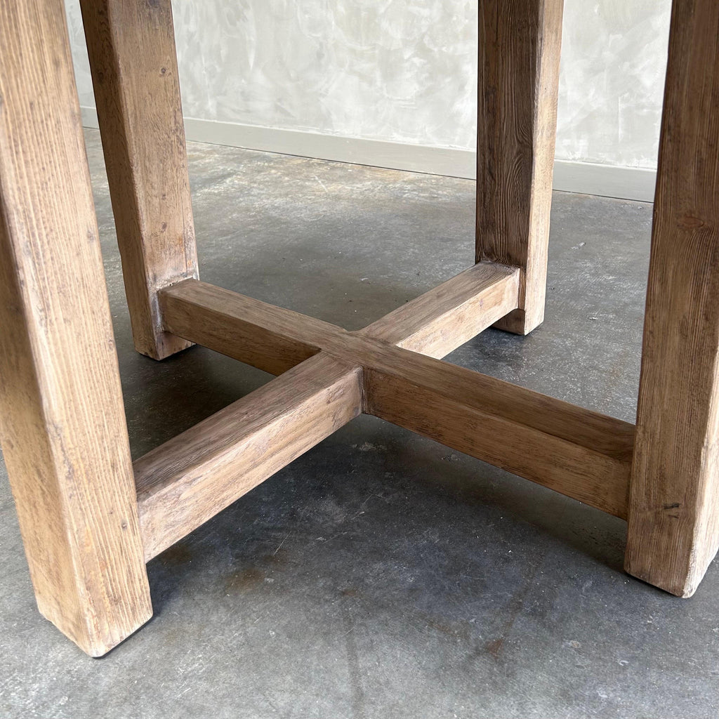 https://a.1stdibscdn.com/custom-made-reclaimed-elm-wood-round-dining-table-59-for-sale-picture-7/f_18223/1686882434500/mobilejpegupload_266FACBF56C44CCBBE9C30D87211F6E3_master.jpg