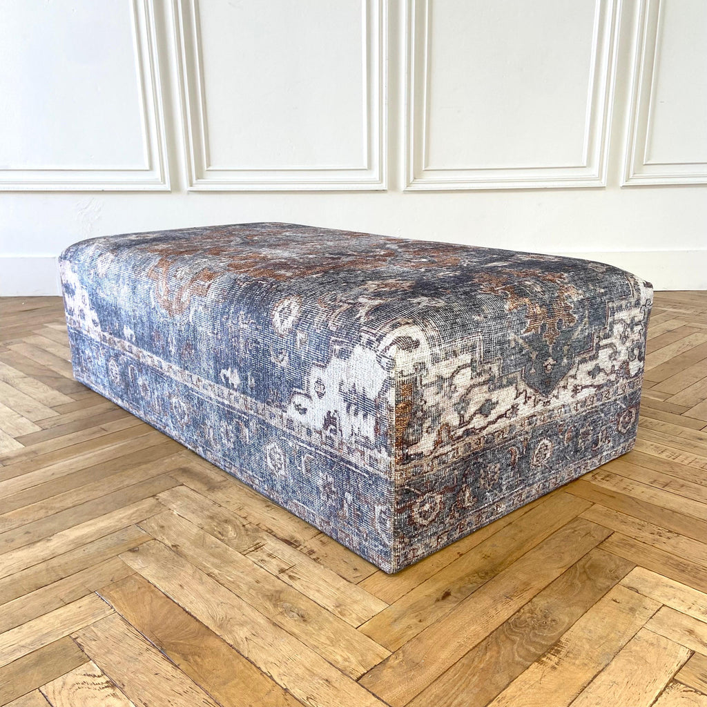 https://a.1stdibscdn.com/custom-made-cube-ottoman-in-vintage-turkish-rug-style-for-sale-picture-2/f_18223/1647470829318/mobilejpegupload_3658B4DE9CAC42BC961BB7E6C3052DA2_master.jpg