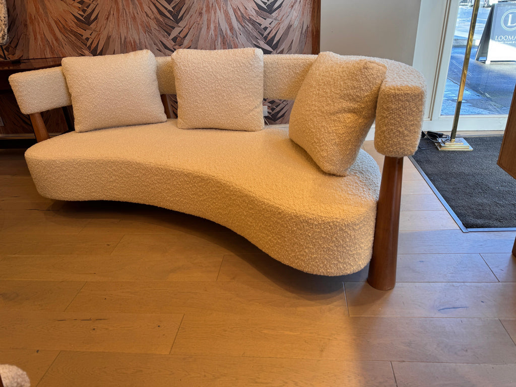 https://a.1stdibscdn.com/large-curved-kidney-shaped-sofa-in-lambswool-boucle-for-sale-picture-6/f_41851/1740411802607/mobilejpegupload_37AE82CFDA2C493498C1BABCA0CE8356_master.jpg