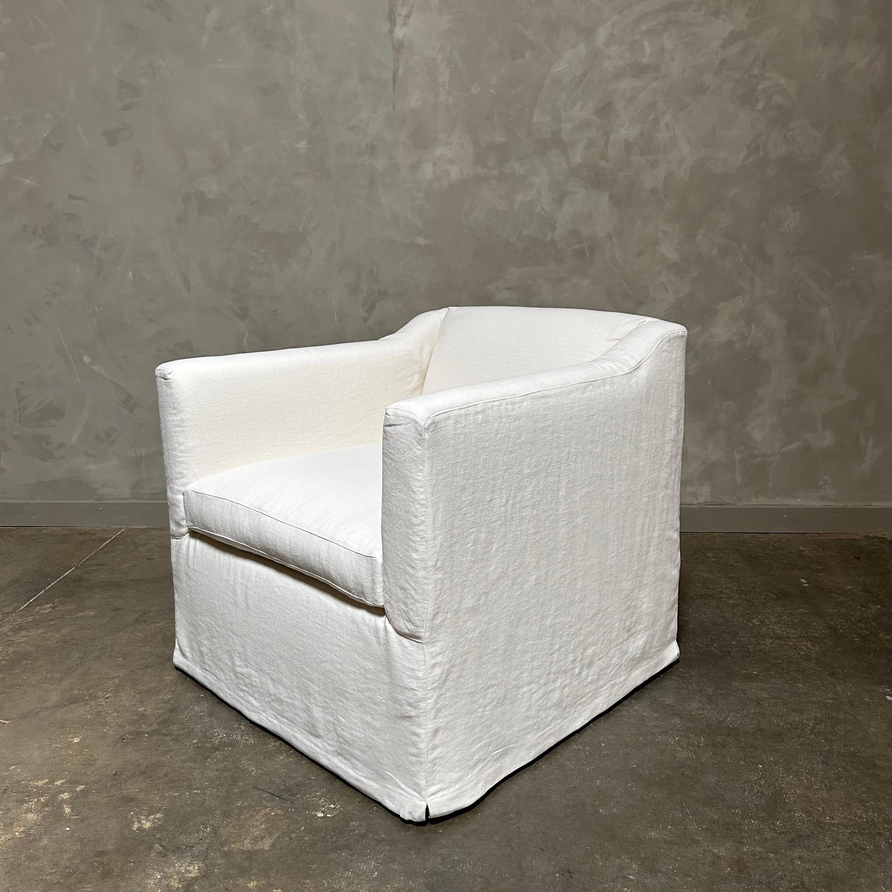https://a.1stdibscdn.com/slip-cover-swivel-chair-upholstered-in-white-belgian-linen-for-sale-picture-4/f_18223/1711719912776/mobilejpegupload_3A69BCBA4215417883AA0C36868BB12C_master.jpg