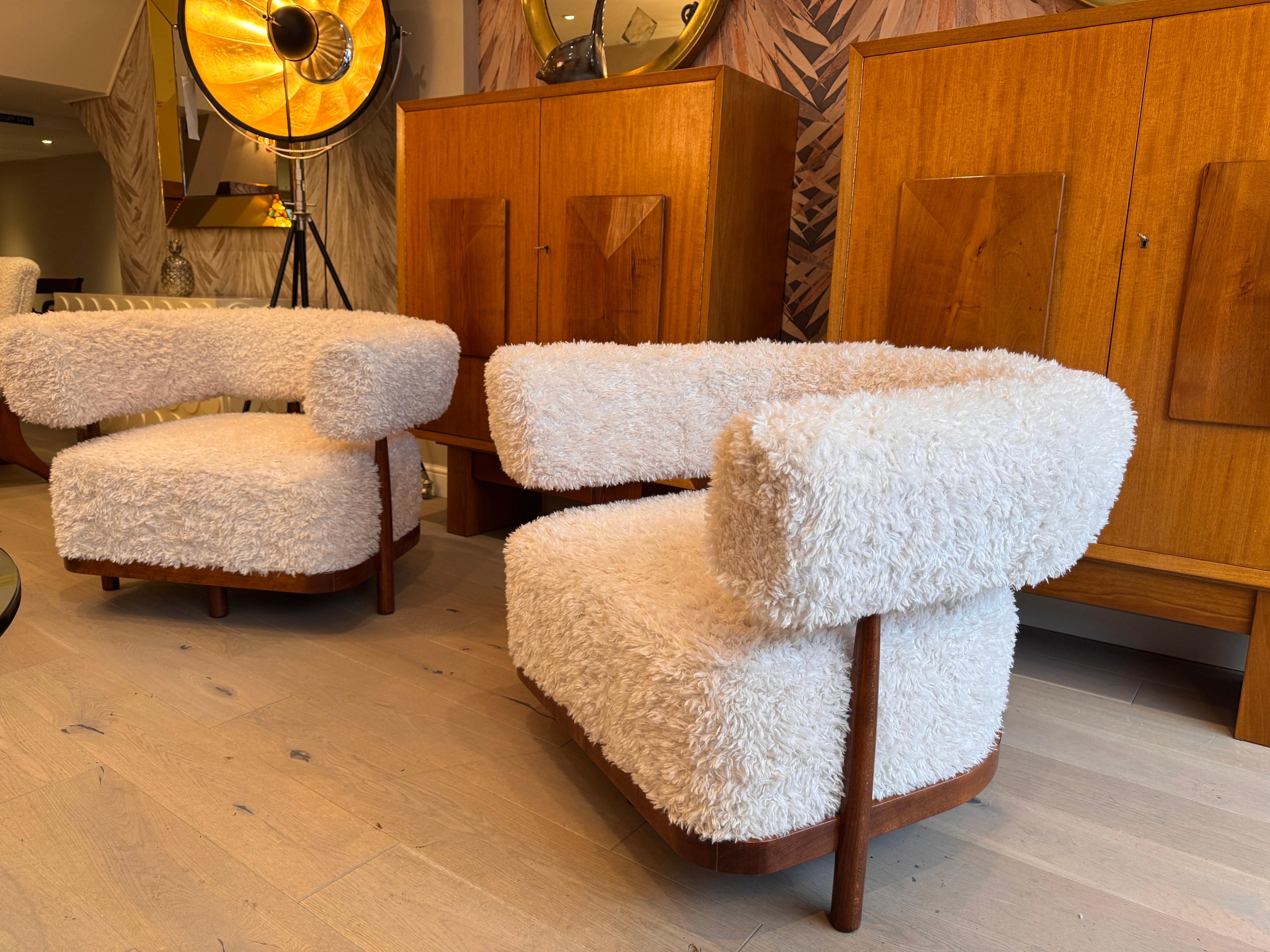 https://a.1stdibscdn.com/a-fabulous-pair-of-italian-curved-walnut-armchairs-in-lambswool-fur-for-sale-picture-2/f_41851/1740065746669/mobilejpegupload_45EC7700D790454E8117D50E451737C4_master.jpg