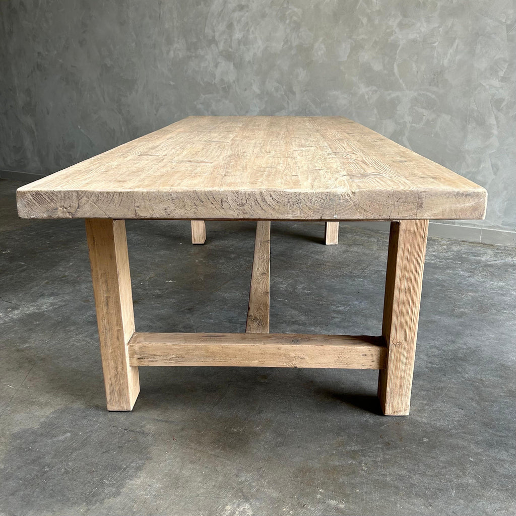 https://a.1stdibscdn.com/solid-reclaimed-pine-dining-table-for-sale-picture-6/f_18223/1686798467335/mobilejpegupload_49510F896EBA4999B13140834775047B_master.jpg