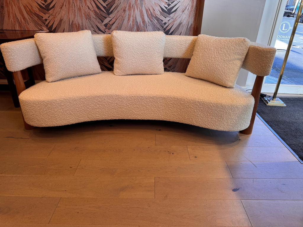 https://a.1stdibscdn.com/large-curved-kidney-shaped-sofa-in-lambswool-boucle-for-sale-picture-7/f_41851/1740411822169/mobilejpegupload_4B1C4CED5CBD4EAD895D94268E9B52FF_master.jpg