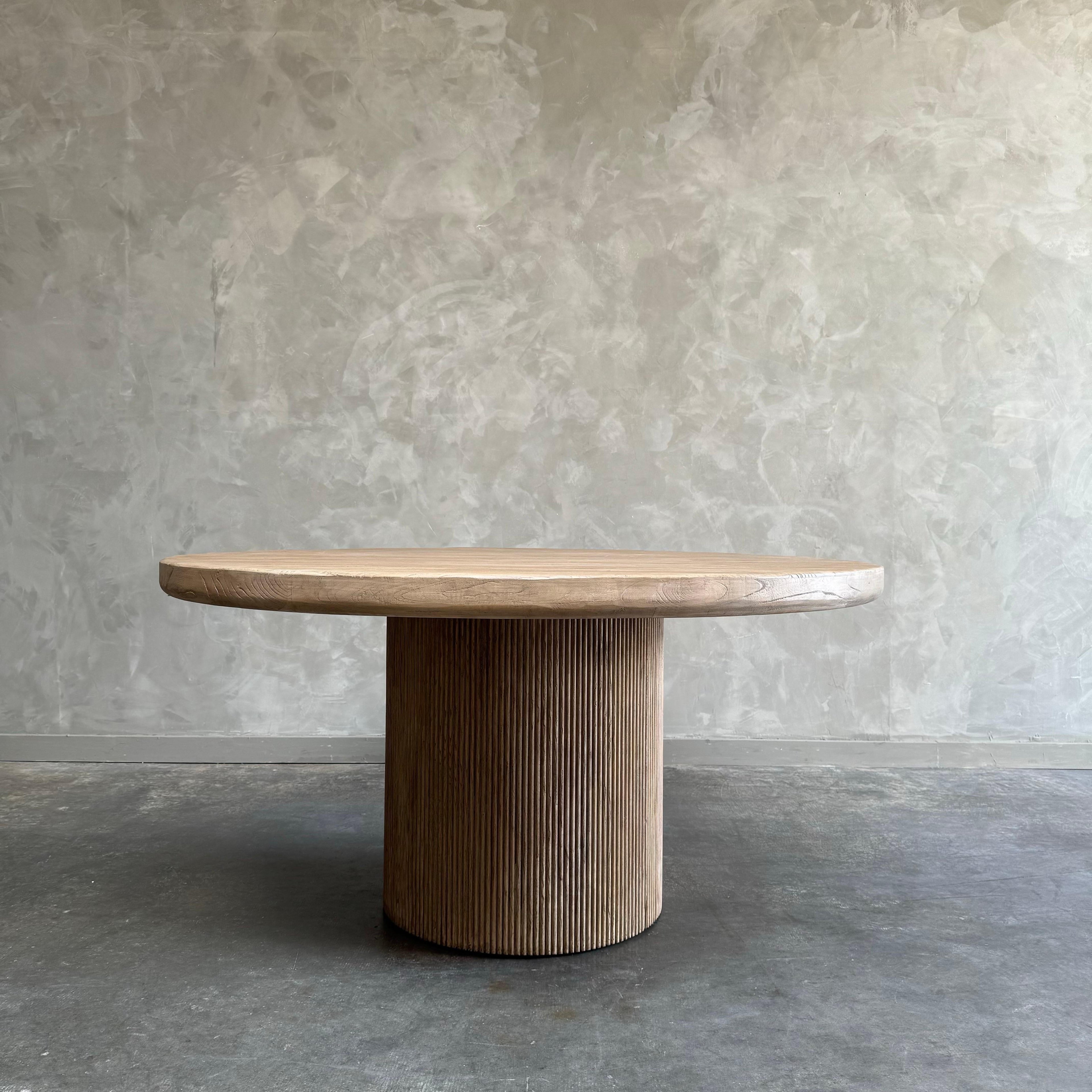 https://a.1stdibscdn.com/round-elm-wood-reeded-dining-table-60-for-sale-picture-8/f_18223/f_467269121758314257923/mobilejpegupload_593A032C989847AFA2D7251860A62EE9_master.jpg